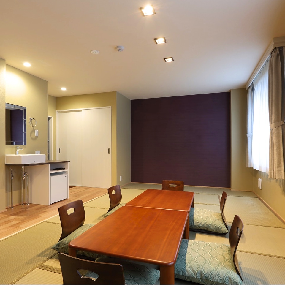 New Building Japanese-style room: In the Japanese-style room unique to Japan, take off your shoes and relax more like at home.