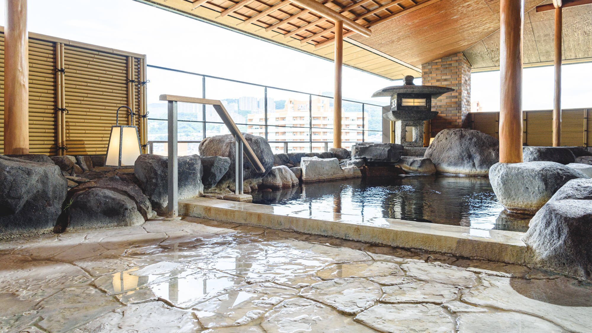 [Open-air bath] Enjoy the historical baths with over 800 years of tradition and the night view of Takarazuka city.