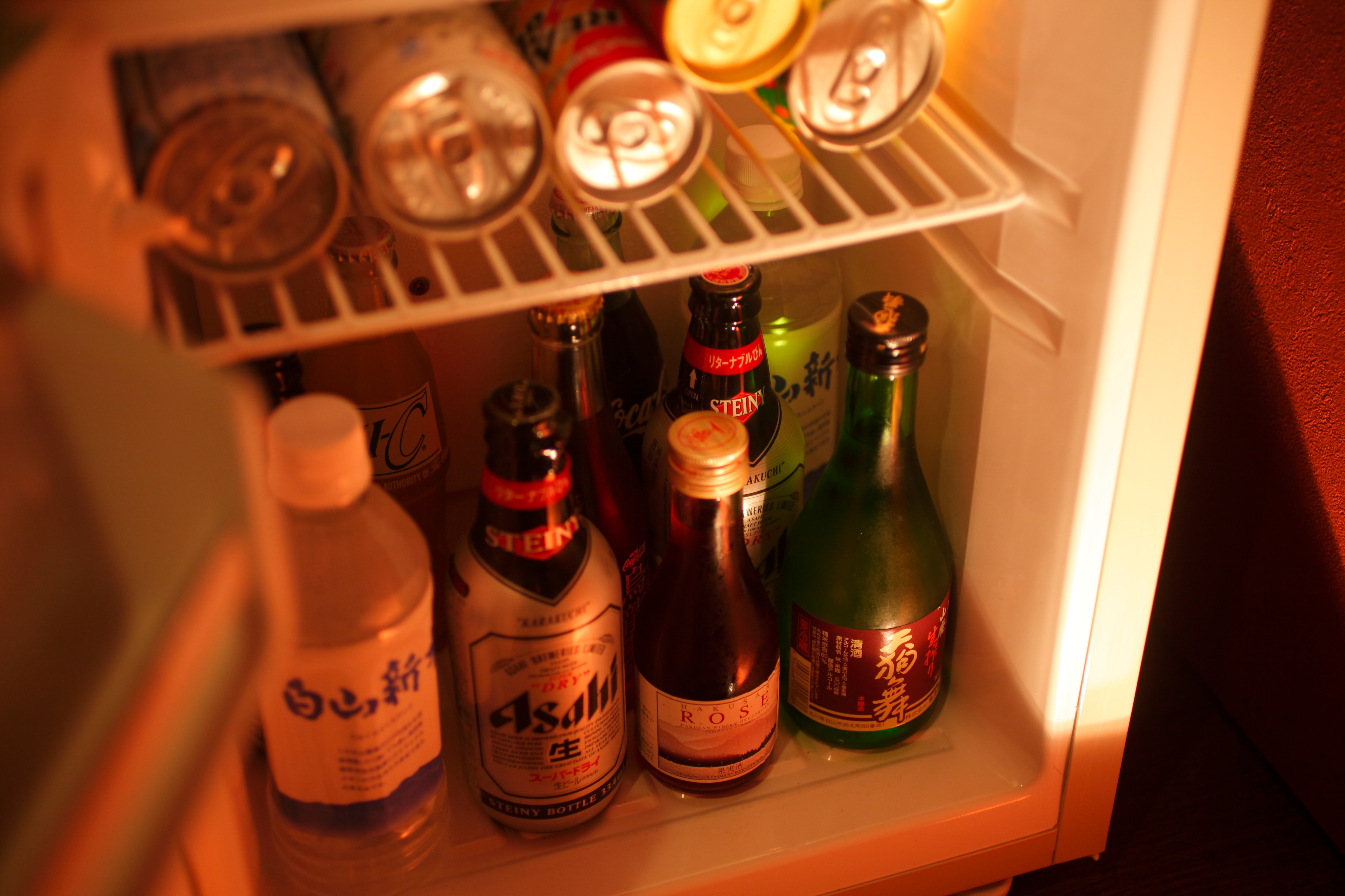 冰箱圖片（冰箱是空的，不提供飲料。）