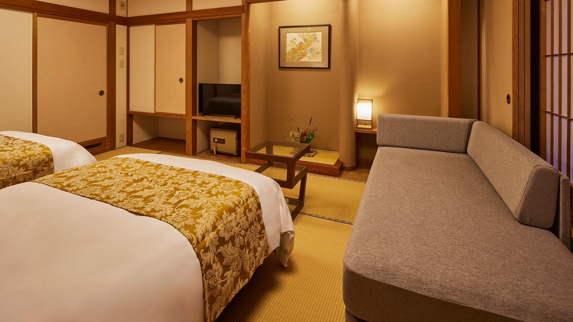 [East Wing] Enjoy a comfortable sleep on Sealy beds and sofa beds.