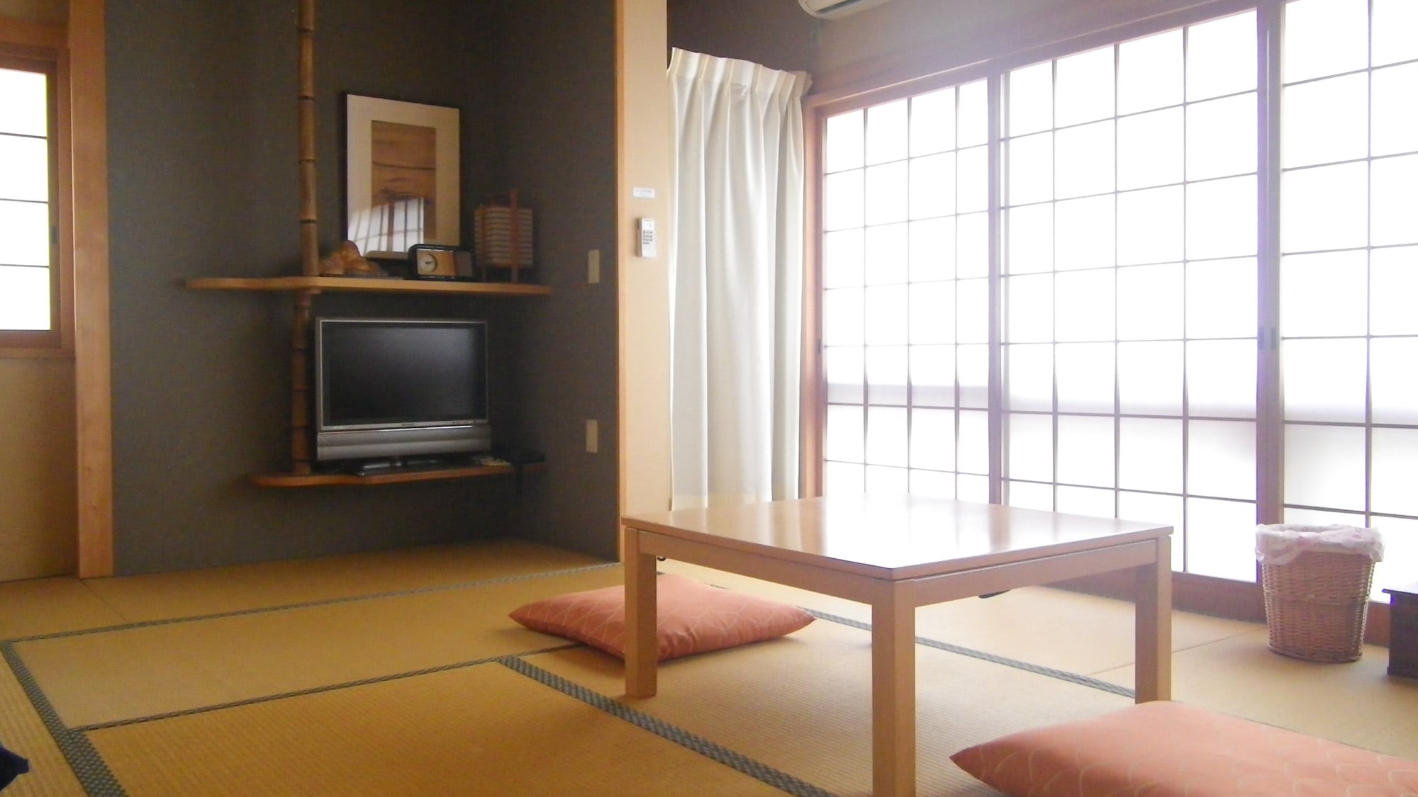 *Japanese-style room: A traditional style room with soft sunlight streaming in. *Please note that you cannot choose between a Japanese-style room or a Western-style room.