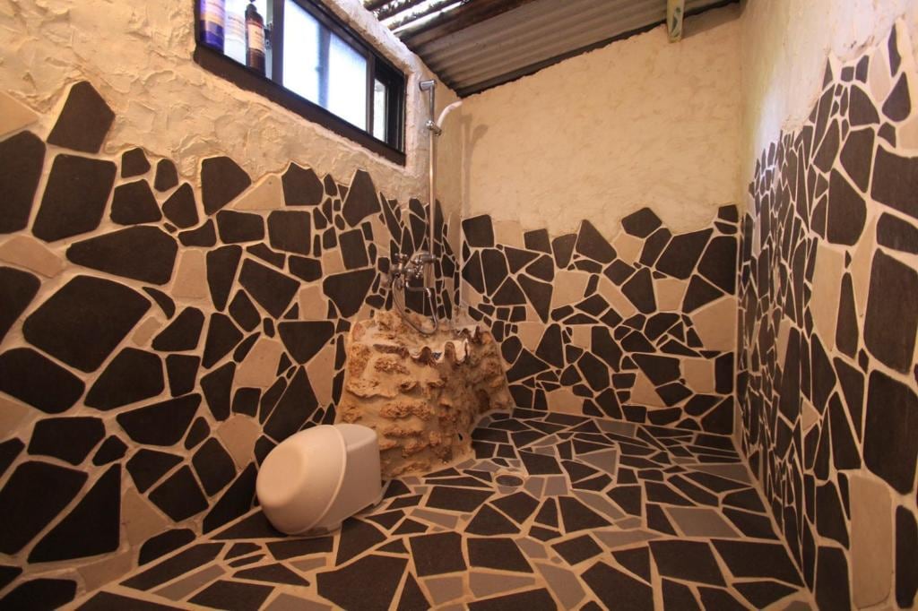 Italian tiles are made into mosaic tiles and are carefully pasted one by one.