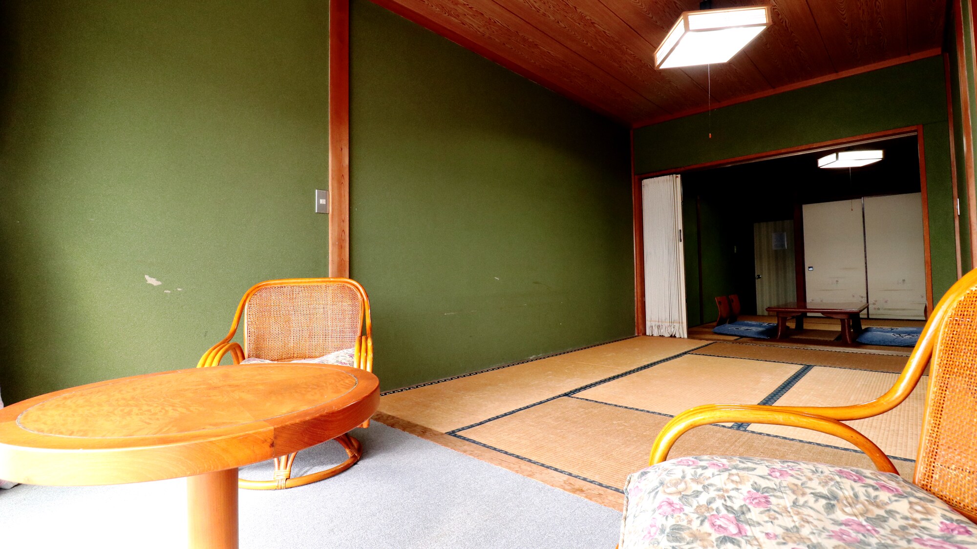 2nd floor: 2 Japanese-style rooms with a wide veranda. Can accommodate up to 5 people.