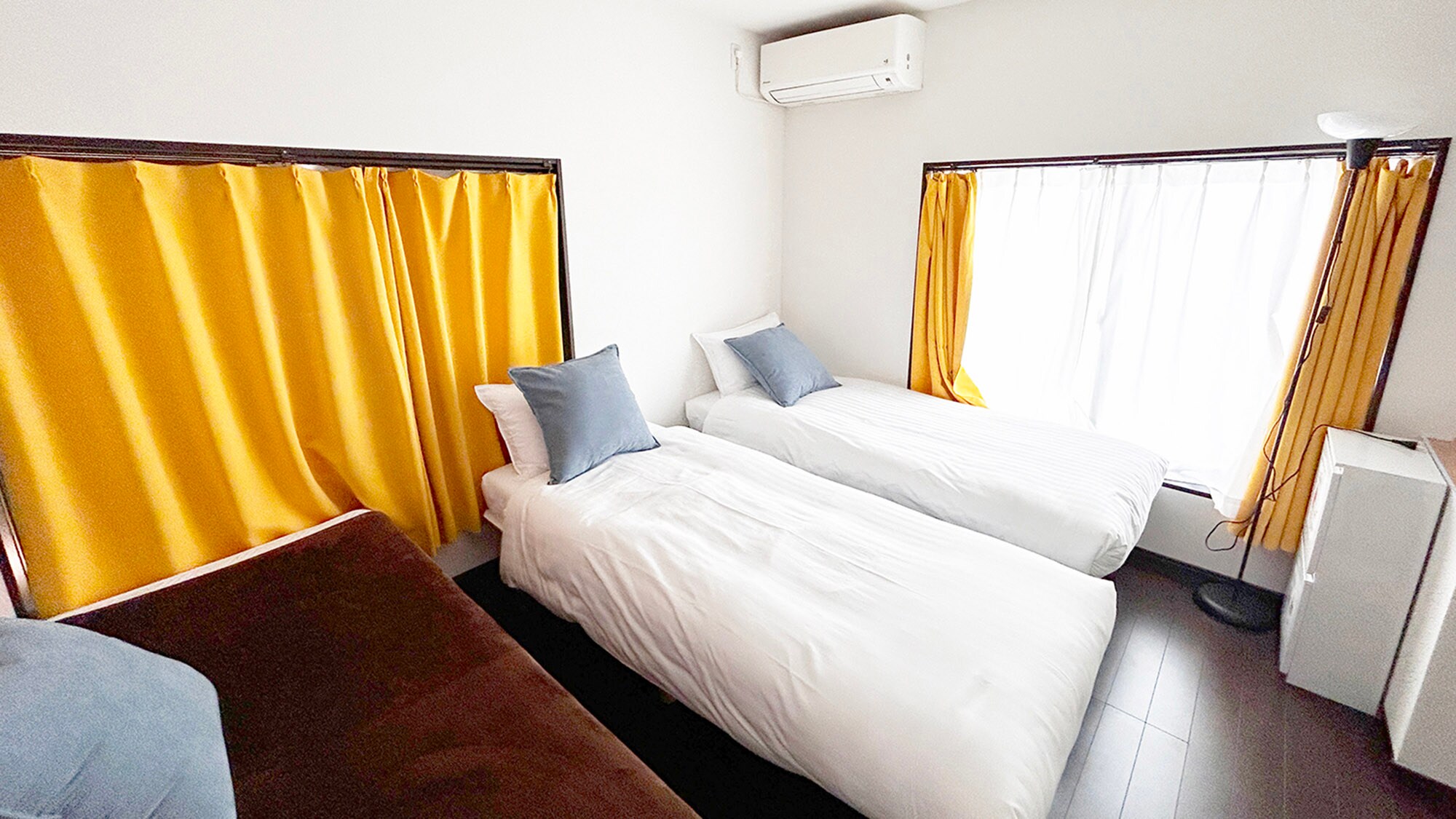 ・[208 Triple] Three beds are placed side by side. Ideal for families or friends.