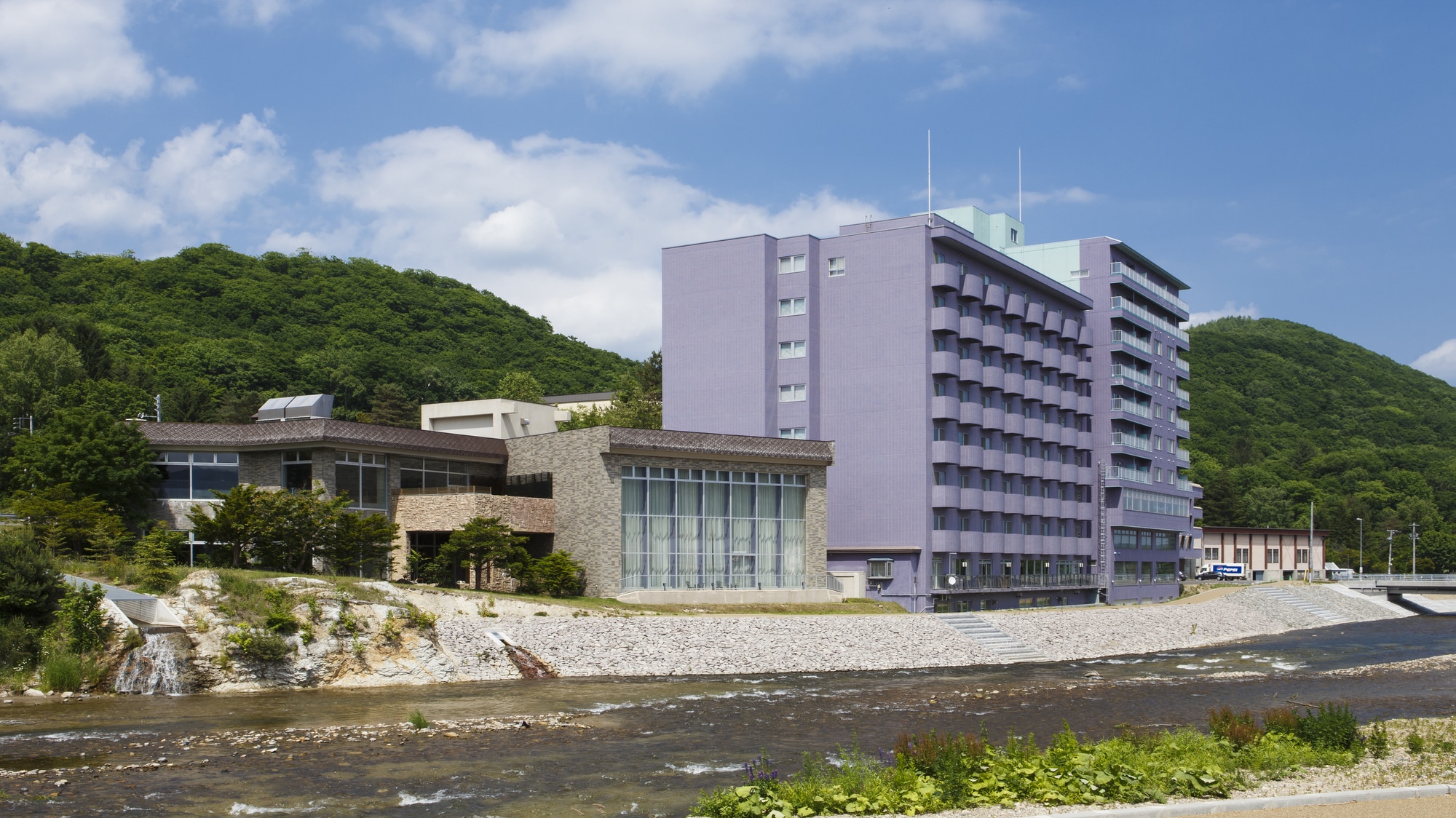 穆卡河在飯店周圍流淌，隨著季節變化呈現不同的面貌。