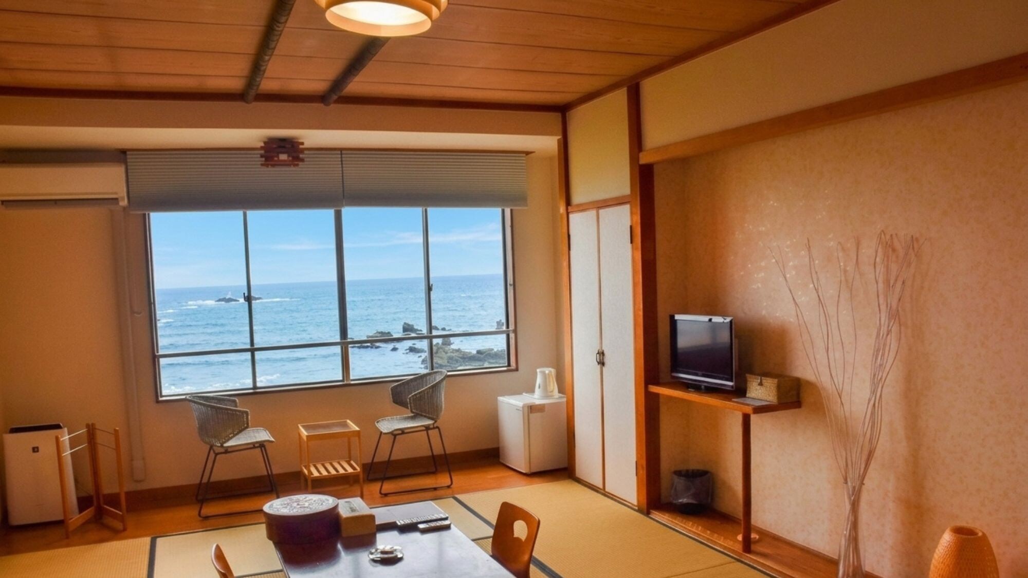 [Phòng kiểu Nhật 10 chiếu tatami] Một căn phòng kiểu Nhật rộng rãi, ngập tràn hương thơm của chiếu tatami. Hãy thư giãn và thả lỏng từ tận đáy lòng.