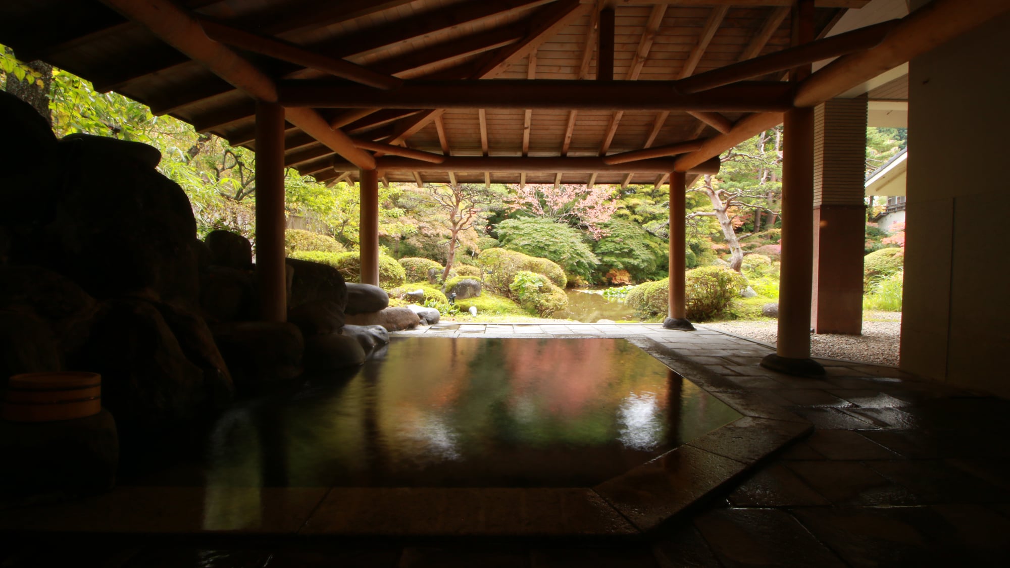 ■ [Hot Spring] Natural Stone Open-Air Bath - Rei - A stone bath where you can see the garden in 3D