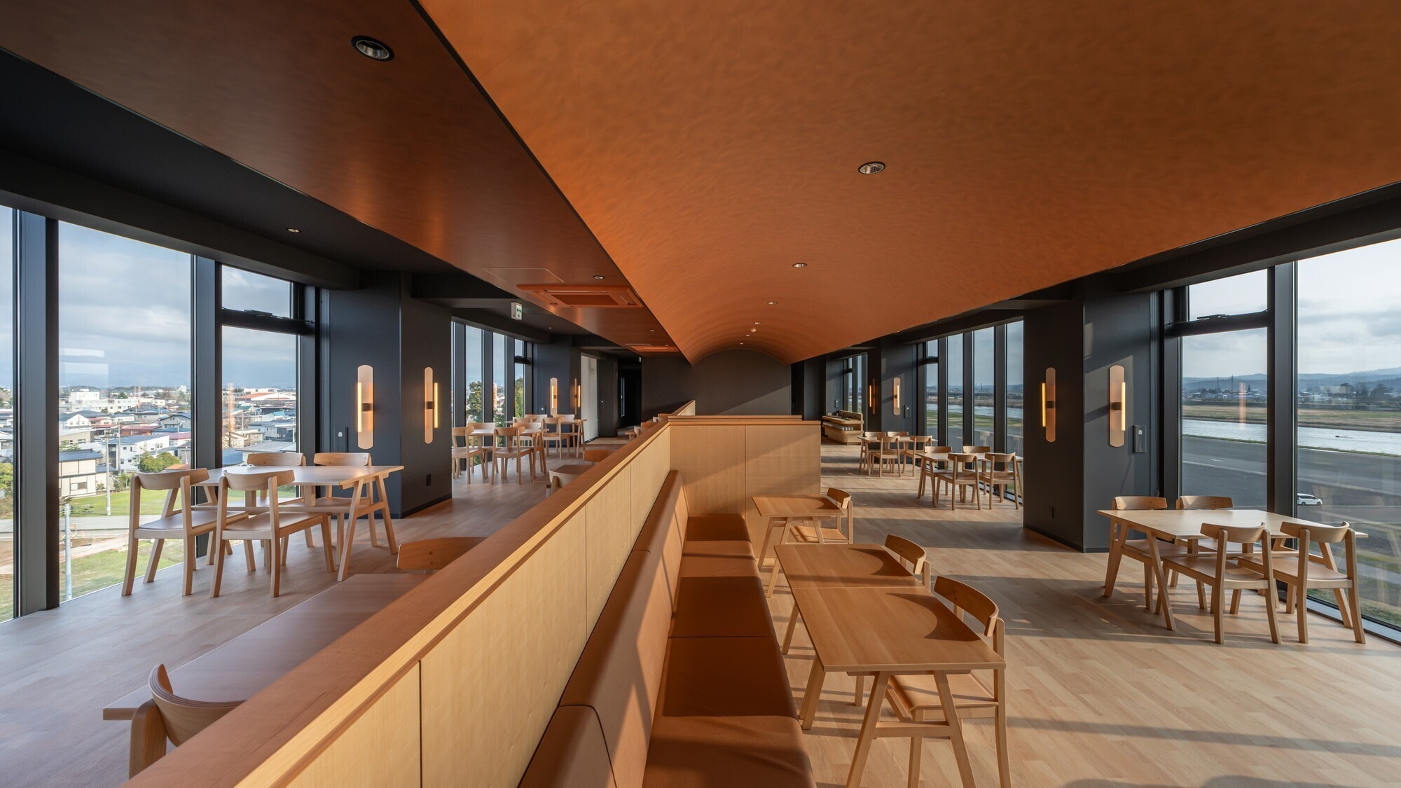 [Restaurant] All seats have a view of the riverbed.