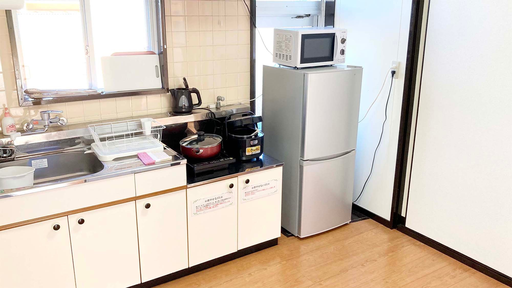 Nhà bếp được trang bị đầy đủ dụng cụ nấu ăn và đồ dùng trên bàn ăn!
