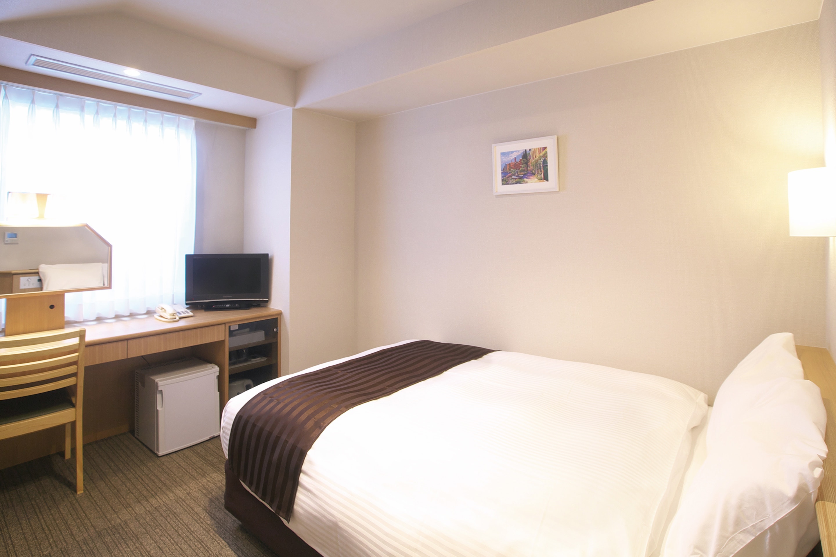 [Kamar Double] Dilengkapi dengan tempat tidur double yang luas tempat Anda dapat bersantai dan melepas penat.