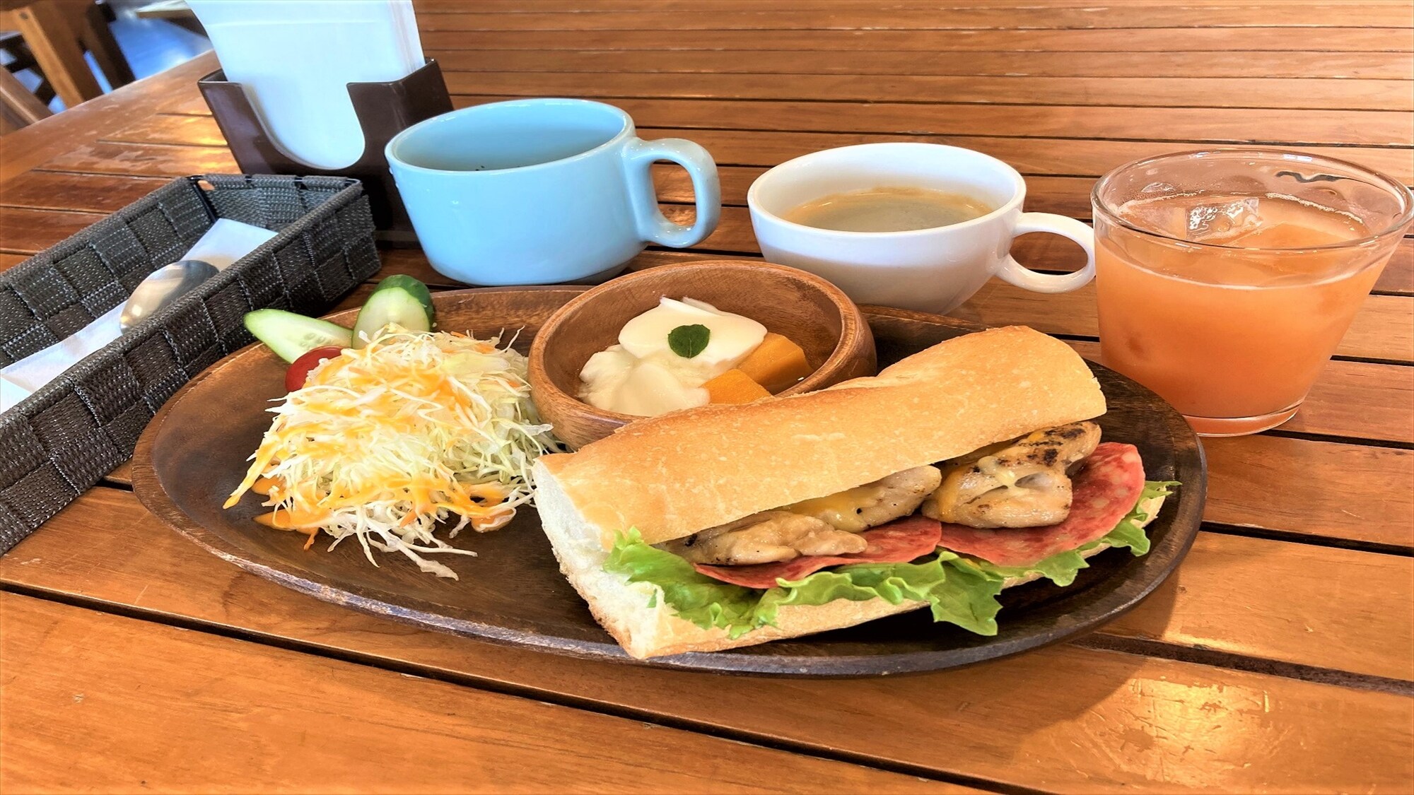 [อาหารเช้า] แซนด์วิชบาแกตต์สอดไส้ไก่ย่างหอมๆ และซาลามี่ เพลิดเพลินกับเช้าวันอันแสนหรูหราริมสระว่ายน้ำ