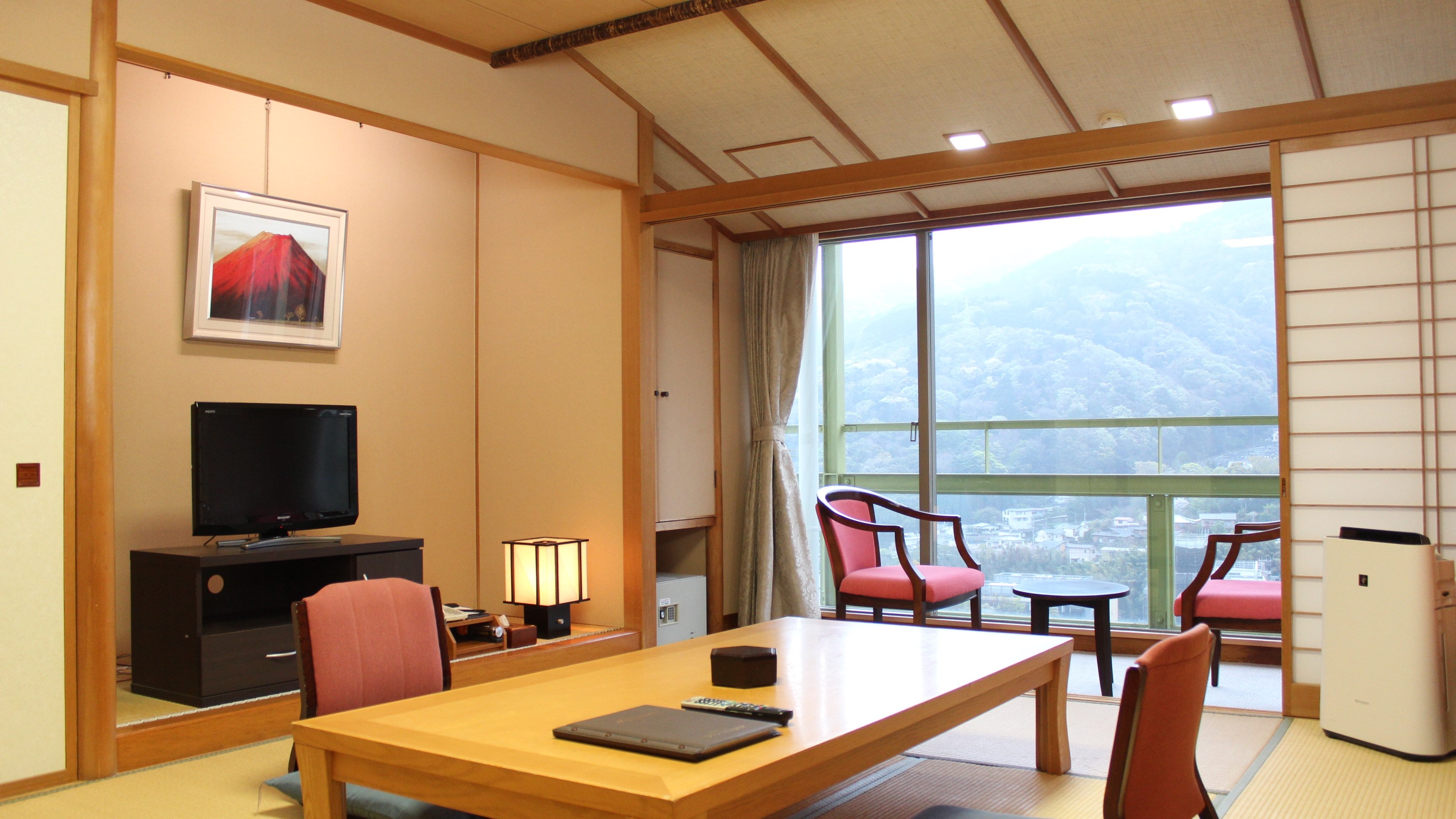 [Japanese-style room of 10 tatami mats with heated toilet] Individual air conditioning and a spacious veranda - Relax and enjoy the changing seasons.