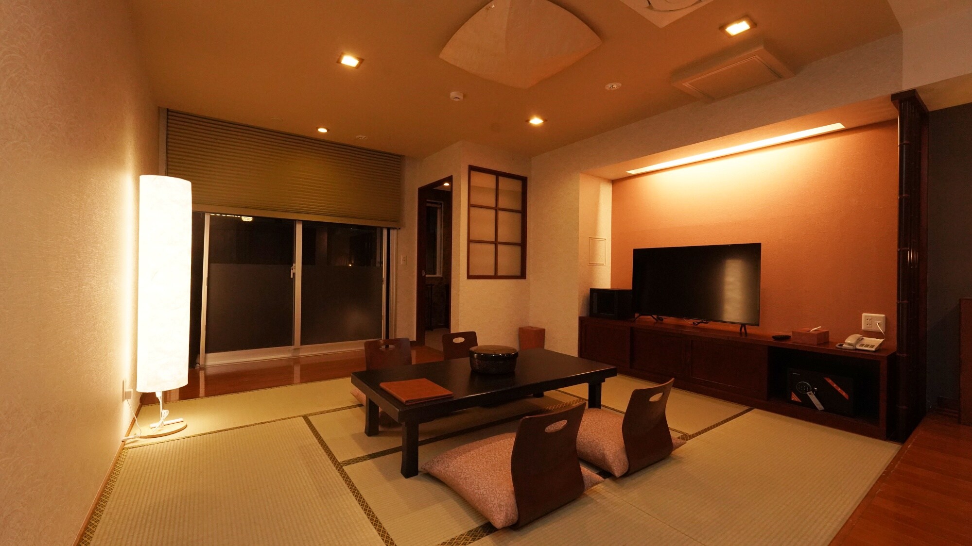Special room: Japanese-Western room (8 tatami mats) + Western-style room (14 square meters) (with open-air bath)