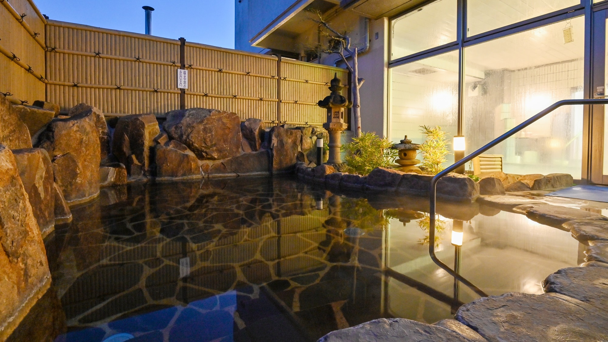 [Open-air bath] The hot water with a soft texture is well-received by word of mouth.