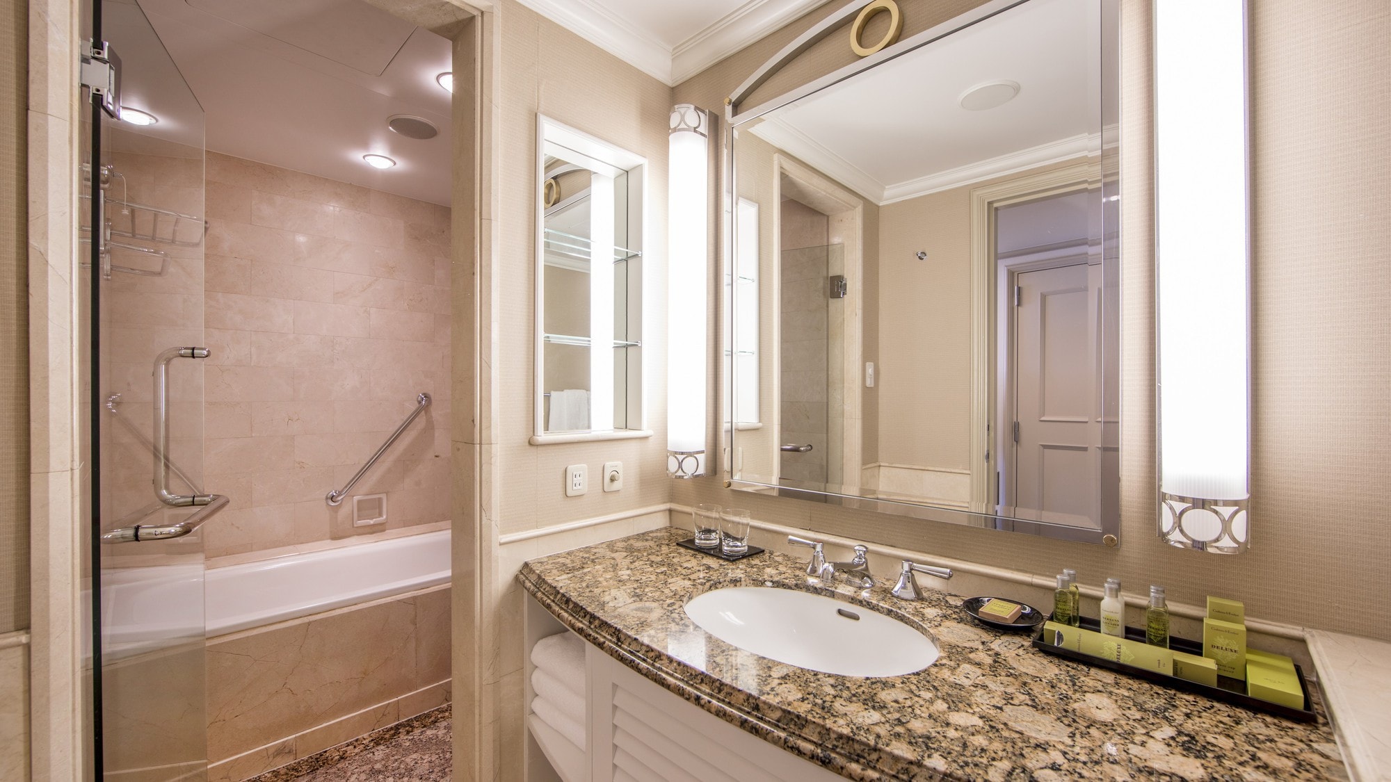 Deluxe Room Bathroom