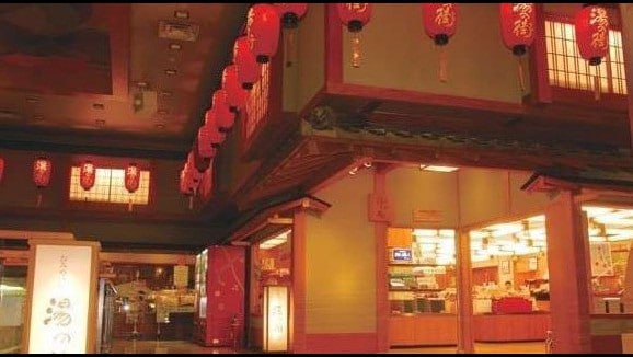 在熱鬧的商店裡，您可以找到各種原創產品和其他北海道特產。 [紀念品商店“Yu no Machi”]