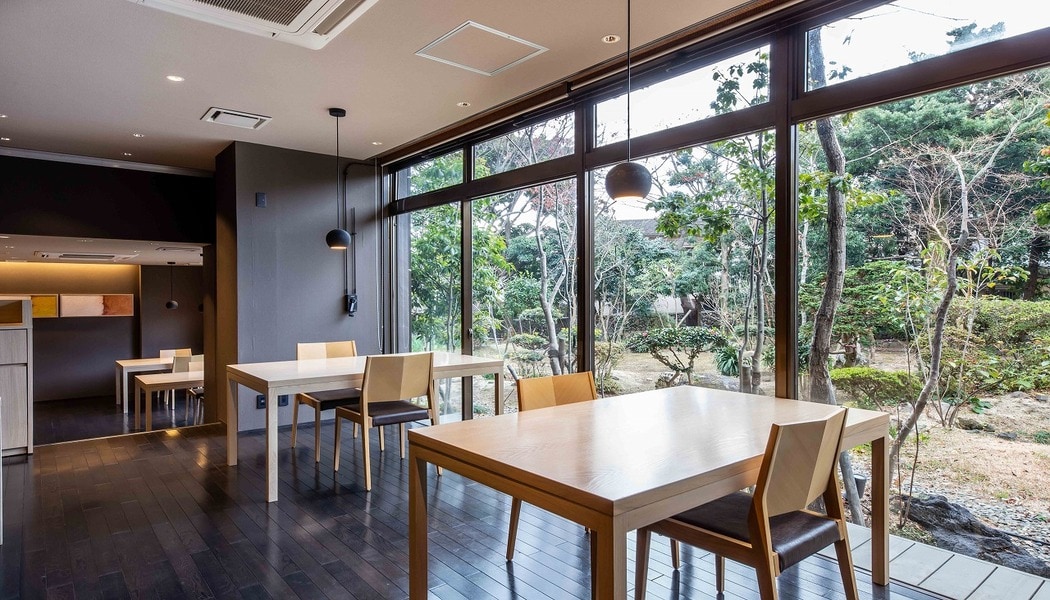 [Restaurant] There is a good space between the table seats and the neighbors.