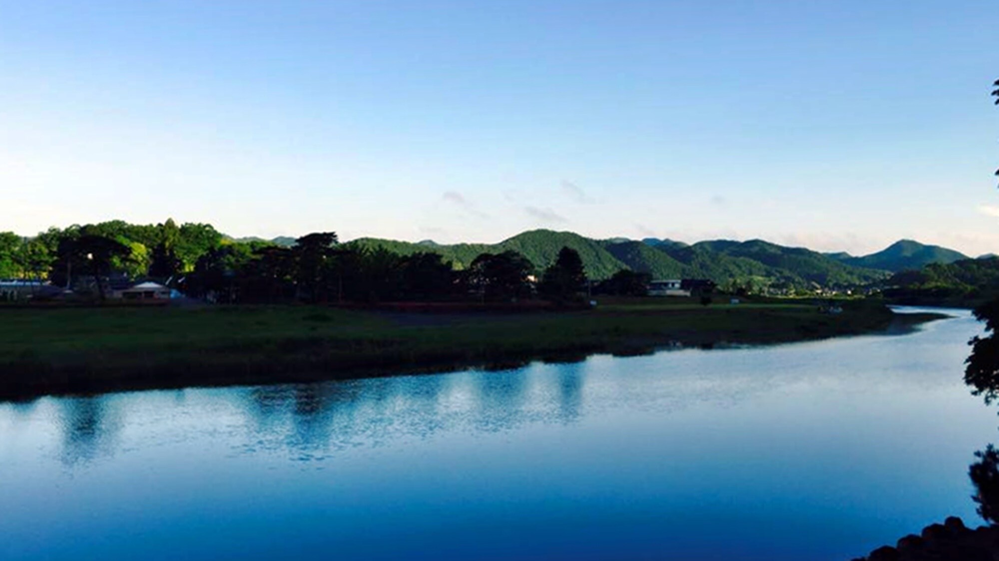 *[Kuji River in front of the hotel] Every year, seasonal flowers bloom in full glory. Please enjoy the seasonal flowers.