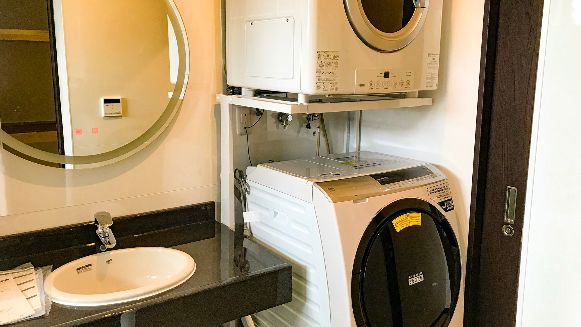 ・You can do your laundry during your stay with the drum-type washing machine and gas dryer.