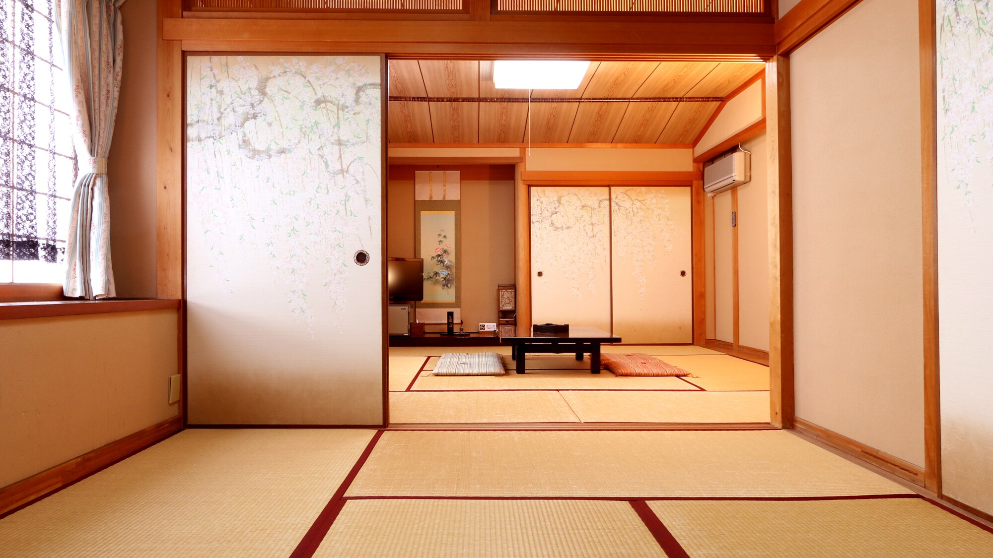 Kamar bergaya Jepang yang luas dengan kombinasi 6 dan 8 tikar tatami
