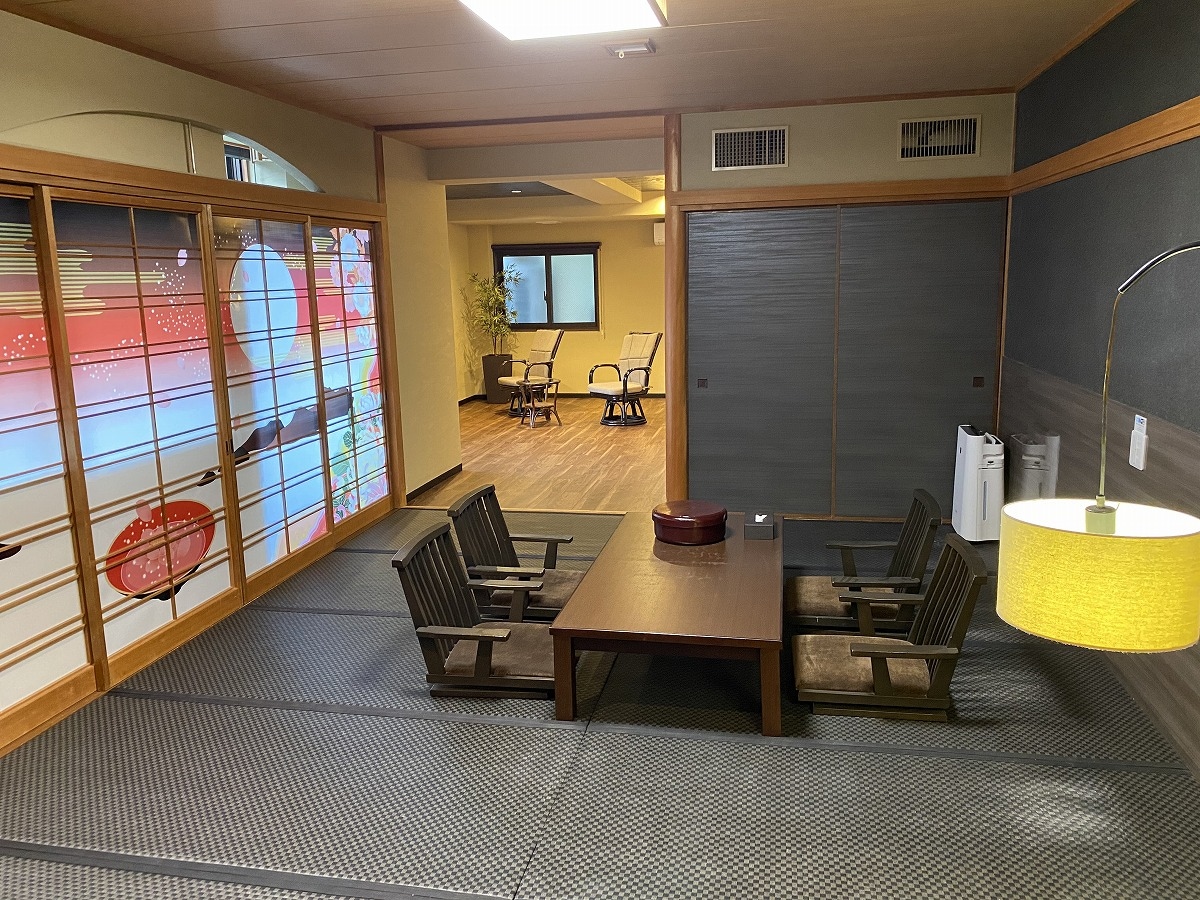 Modern Japanese-Western style room with half-open-air cypress bath, 64 square meters