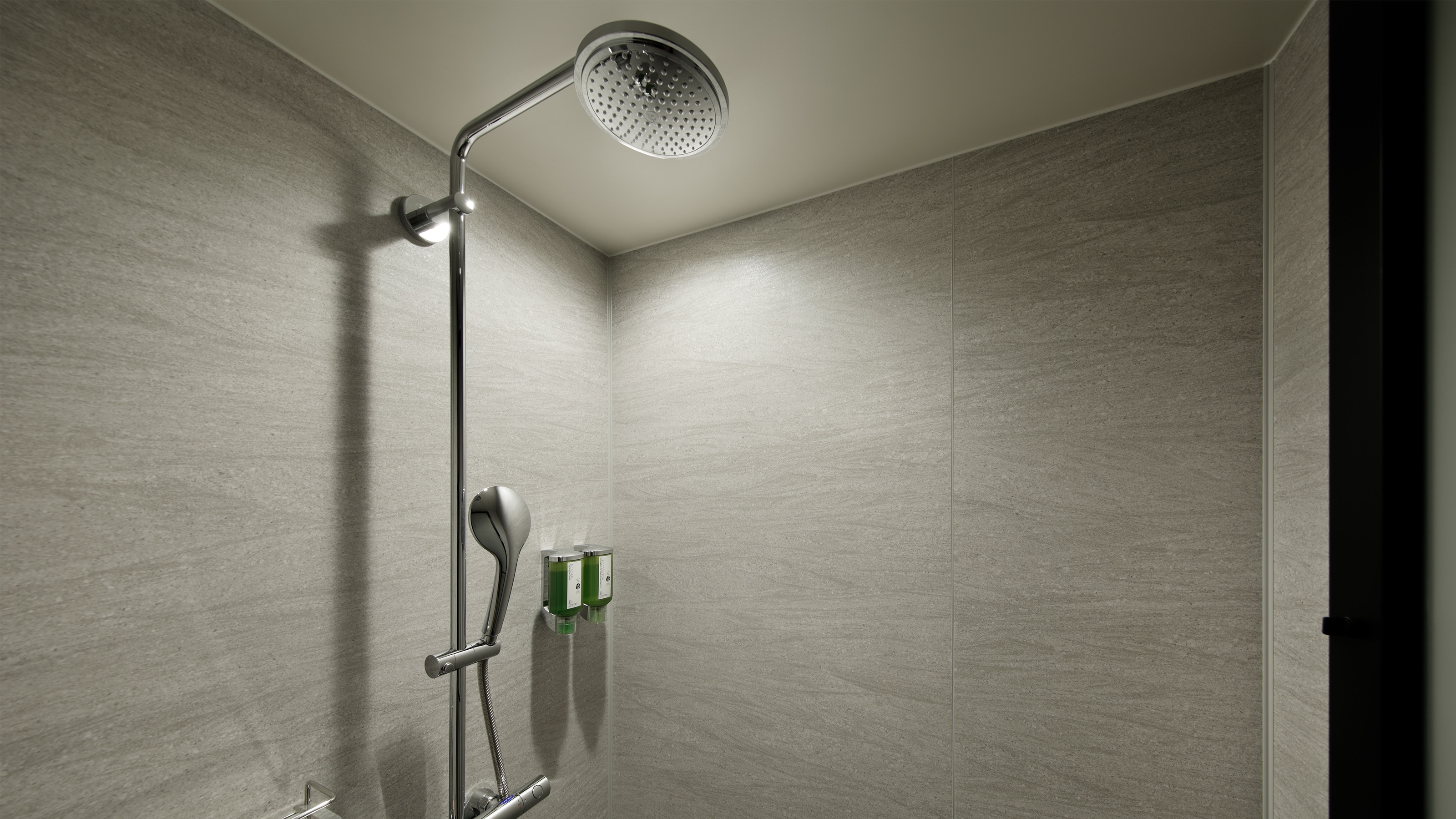 Shower booth: The bathroom only has a shower booth. *There is no bathtub.