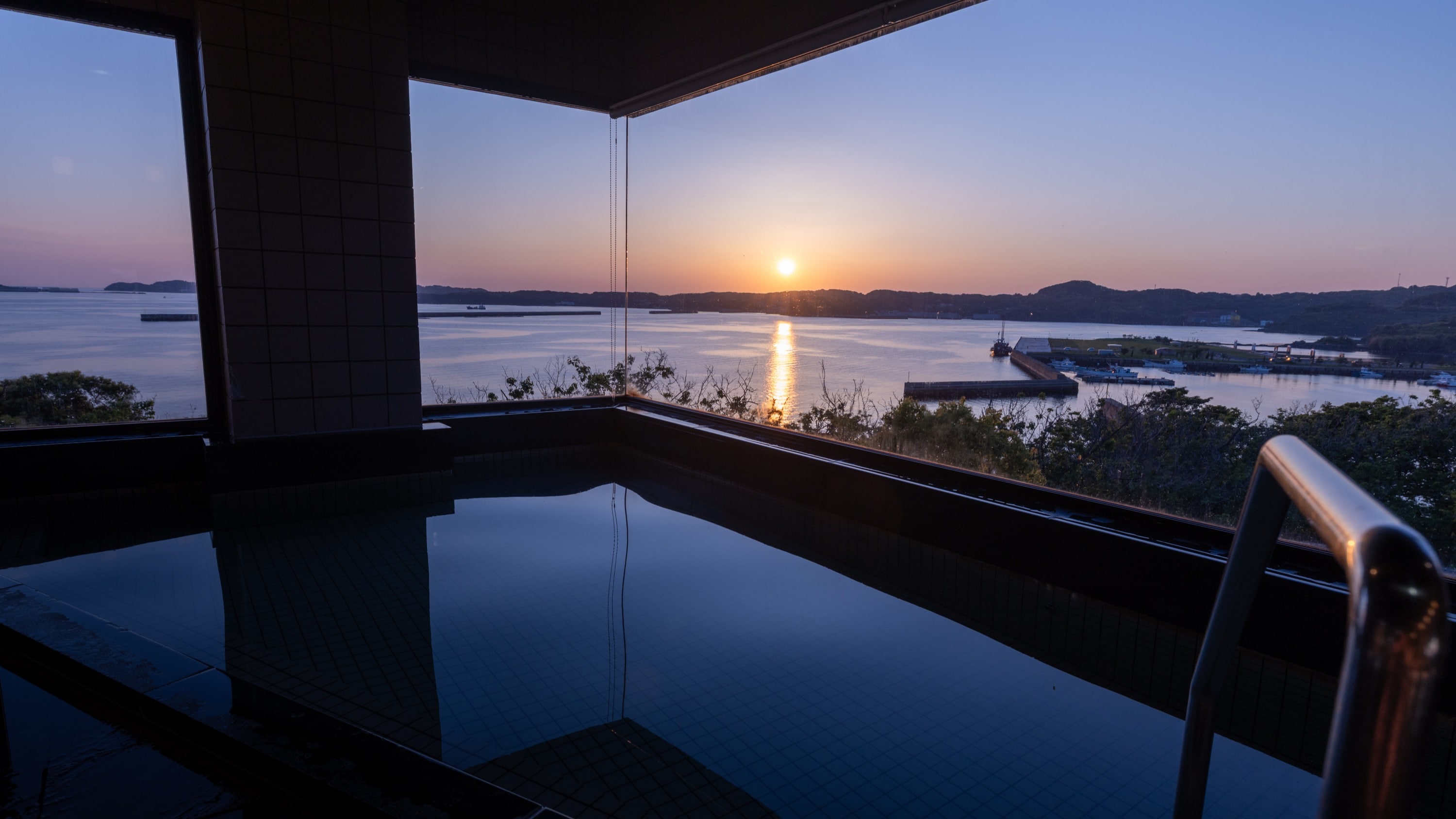 [Large public bath with a view] The beauty of the sunset from the large public bath with a panoramic view of the sea is exceptional.