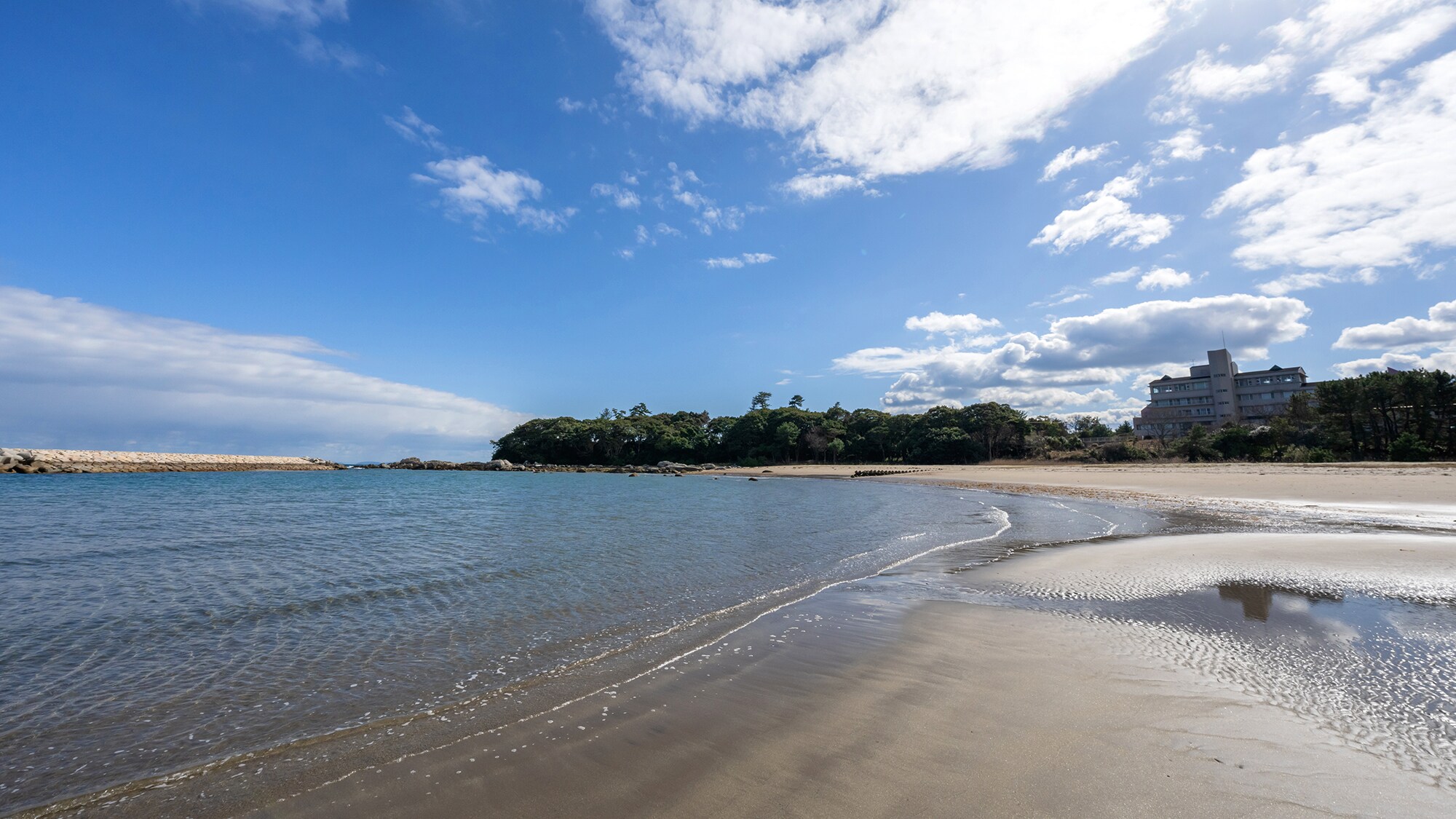 You can go directly down to Kurotsuzaki Beach from the hotel.