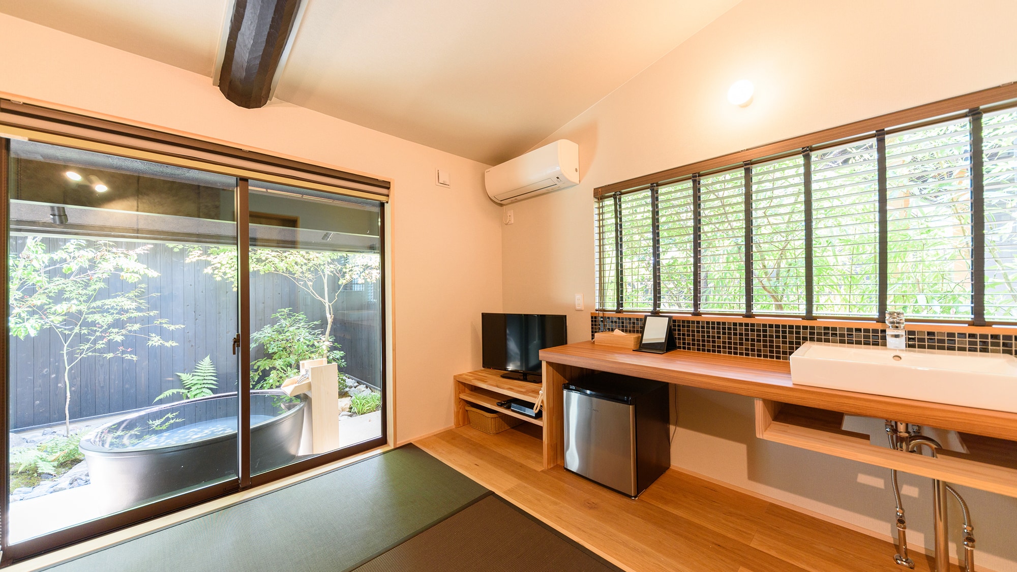 Main building 1st floor: Japanese-style room with semi-open-air bath 6 tatami mats [ink]