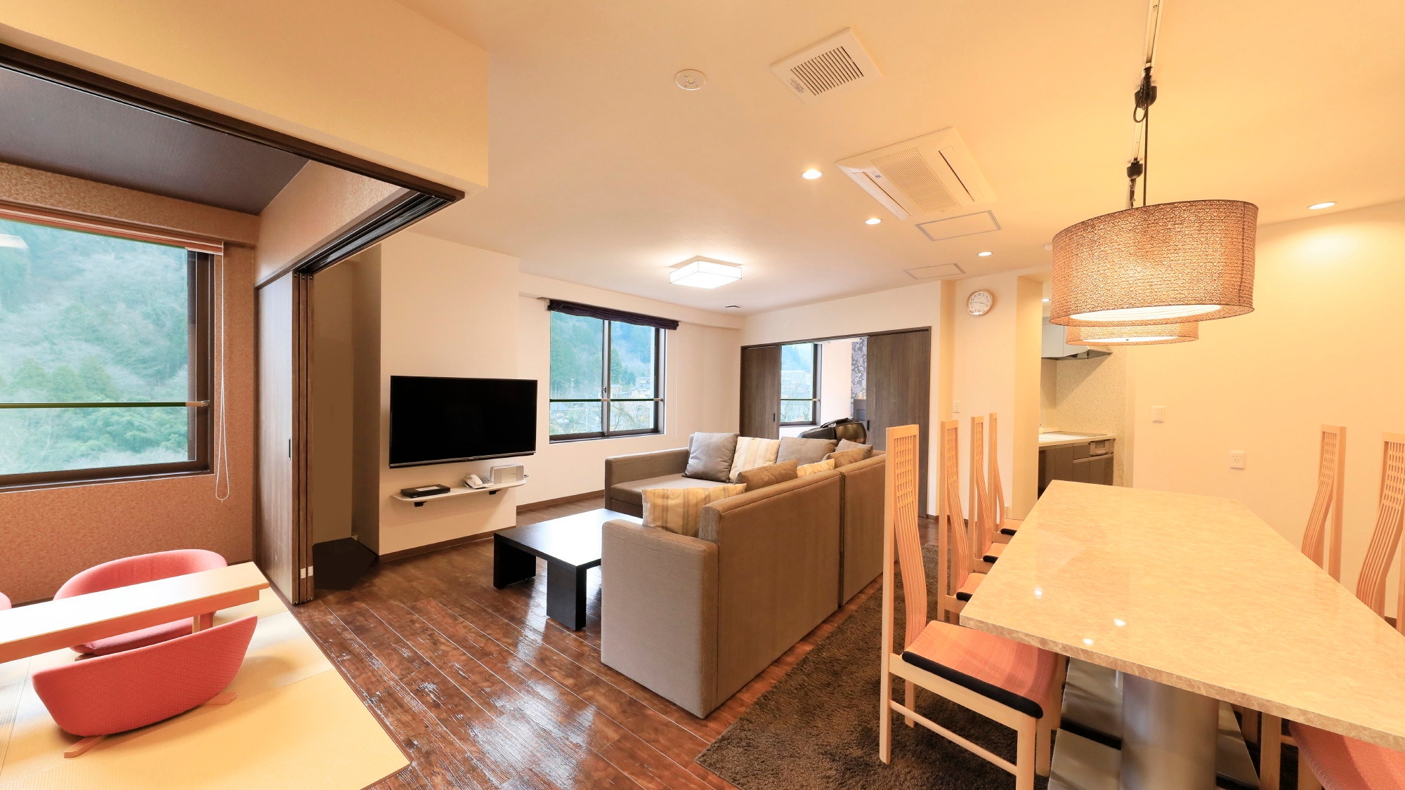 [Grand Room Example] 90 square meters, 3 bedrooms, living room and kitchen. This room can accommodate up to 8 people.