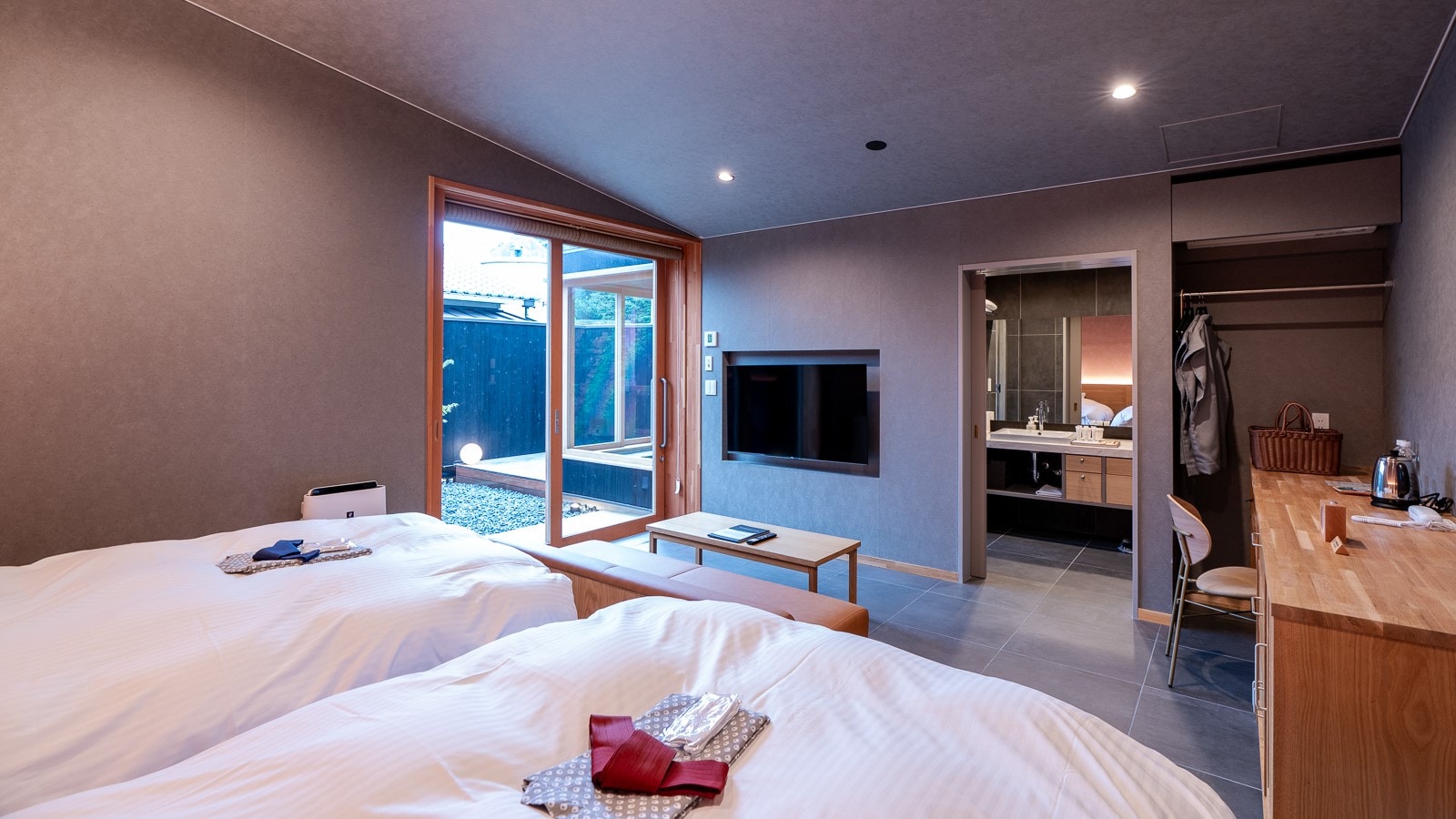 [Hikari 301] A spacious twin room of 36.4㎡ (example of guest room)