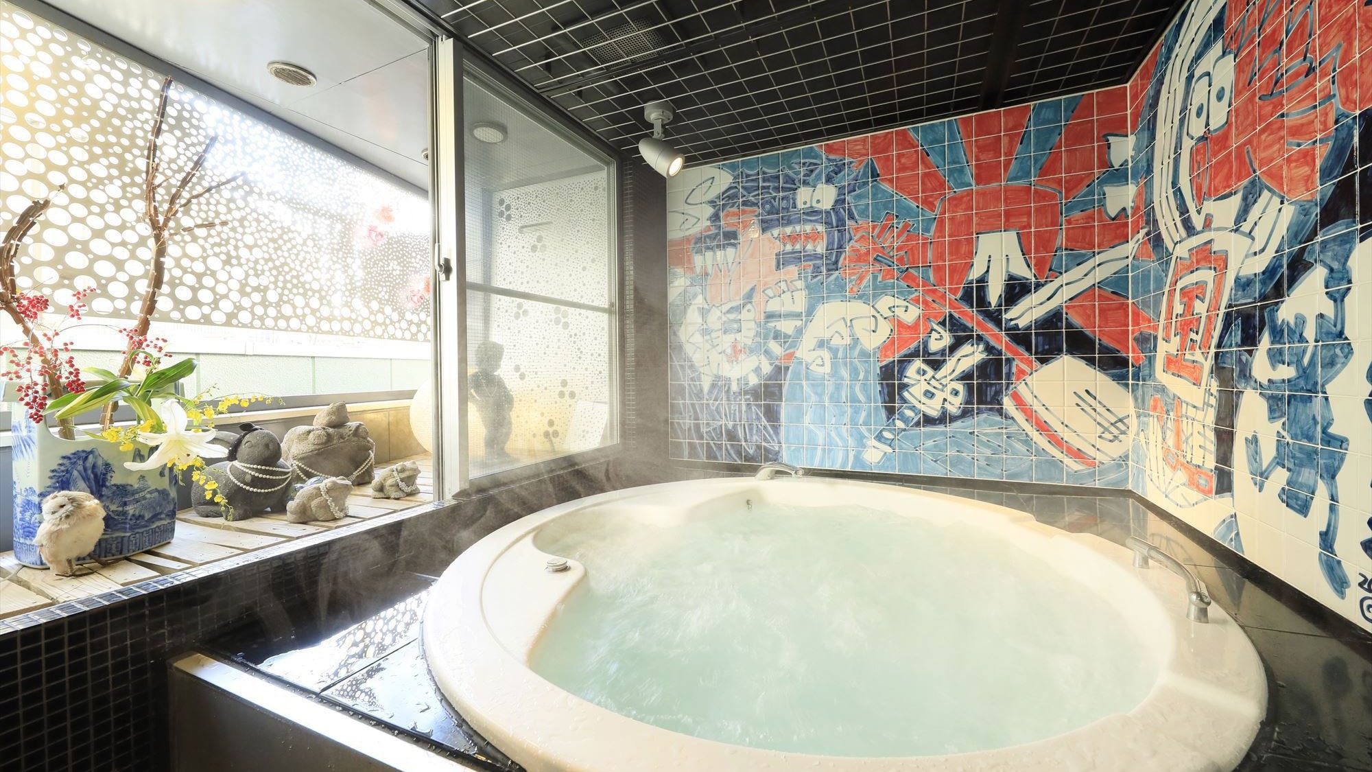 [Free private jacuzzi] Enjoy a private space while admiring the murals and antiques.