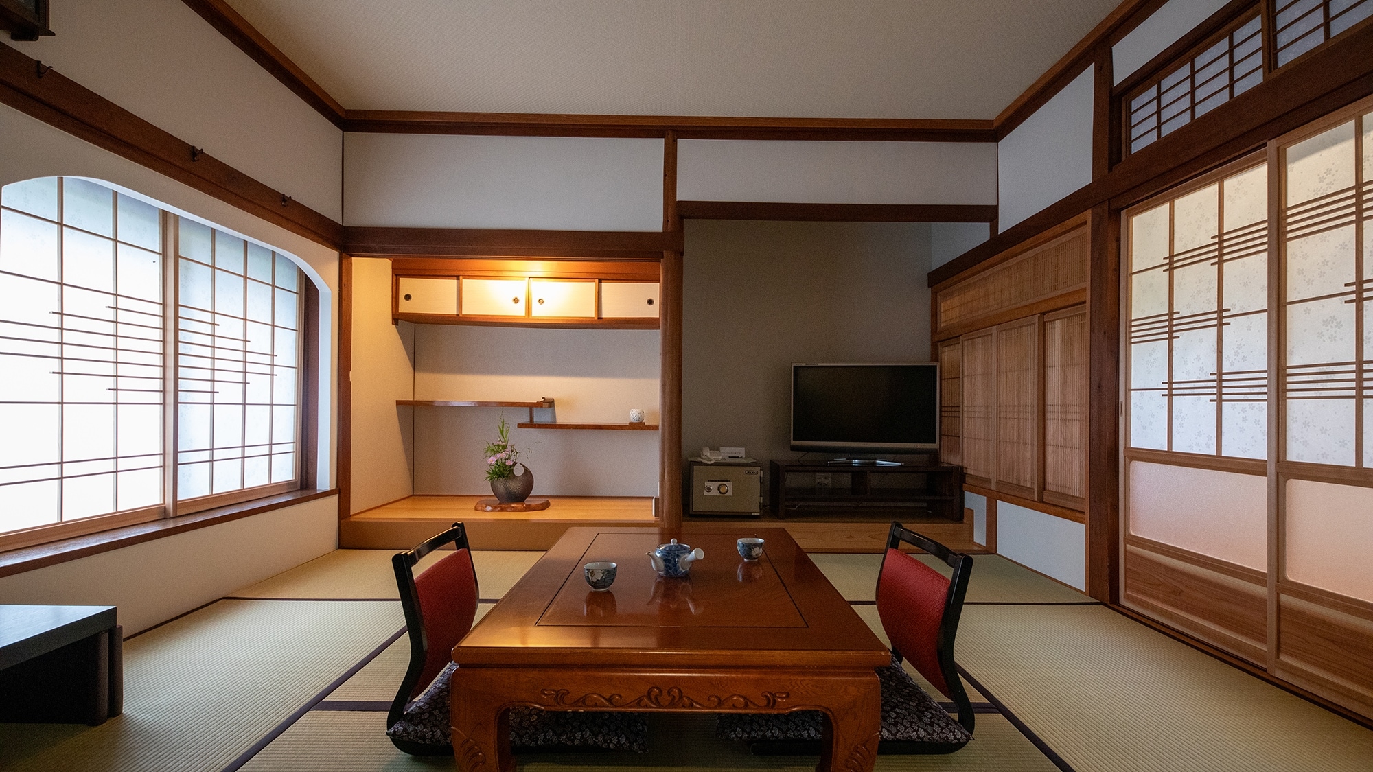 [Sakura] Main house guest room 2nd floor_Western room 8 tatami mats + Japanese room 8 tatami mats Japanese style relaxation welcomed by tatami mats