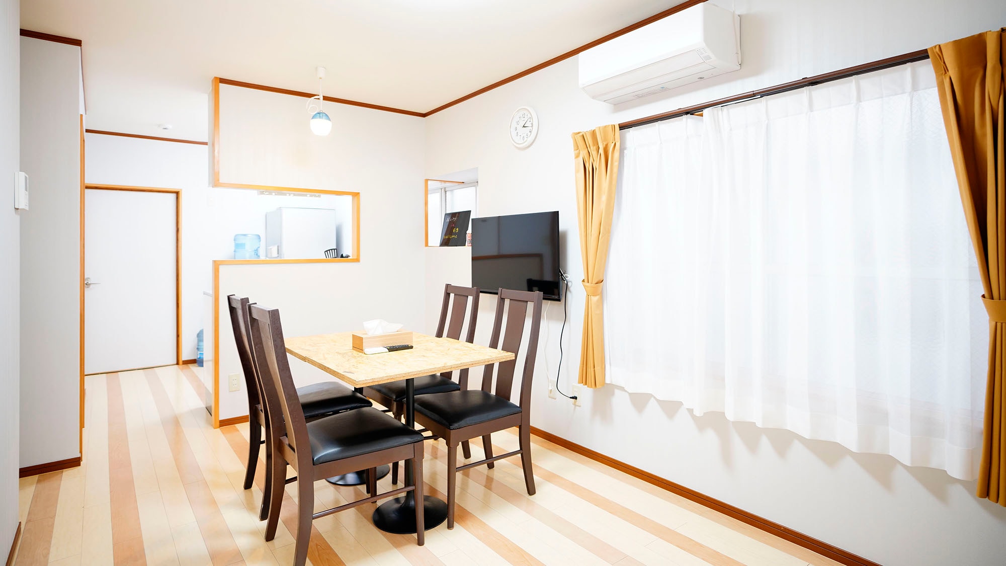 ・Room 301: Overall atmosphere of the room
