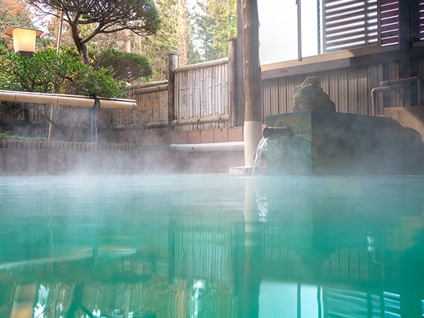 นี่เป็นห้องอาบน้ำกลางแจ้งแบบผสมแห่งเดียวในนากาโนซาวะออนเซ็นที่ให้ความรู้สึกเปิดโล่ง