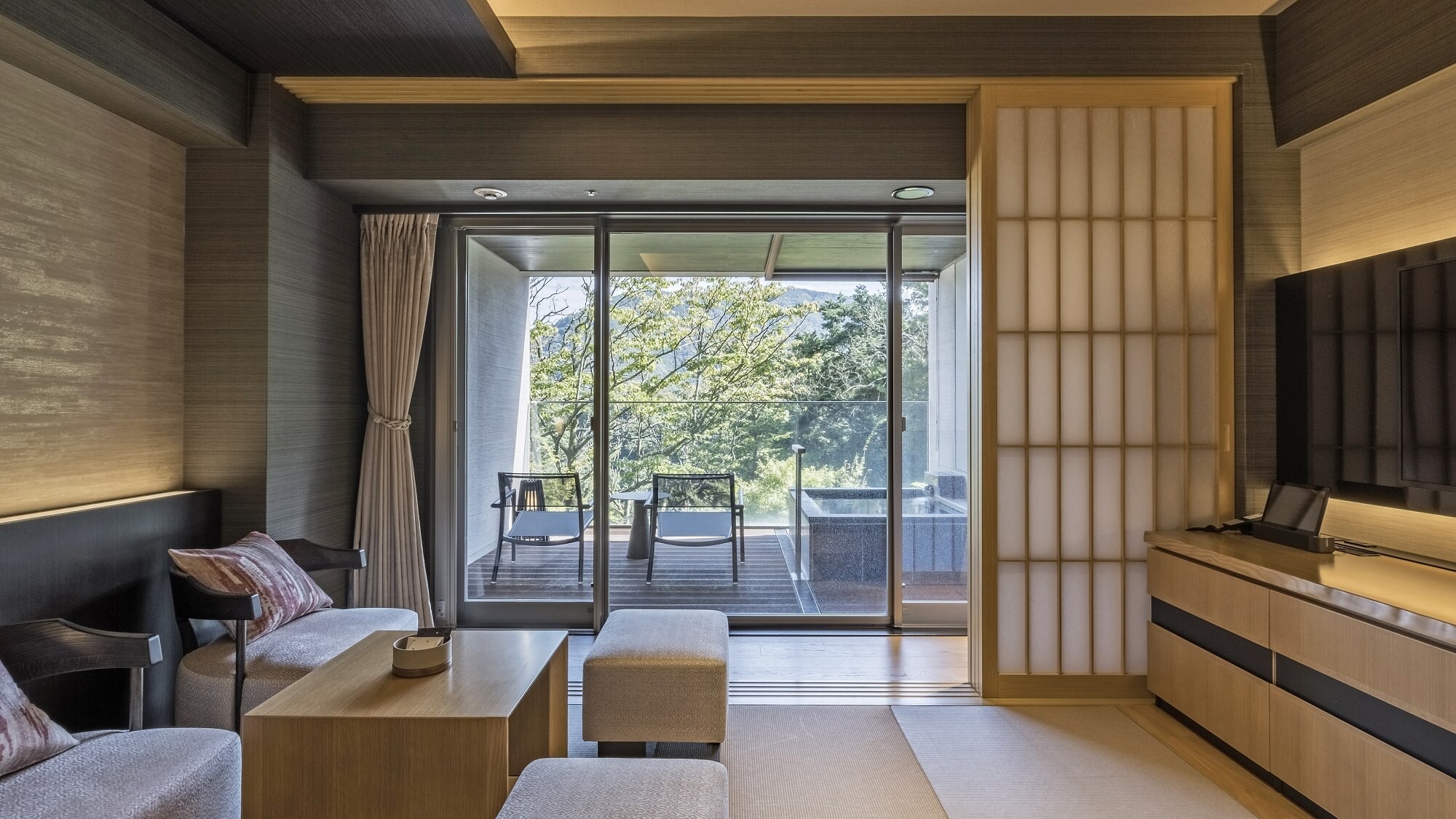 ◆West Wing Deluxe Room (Japanese style) with open-air bath | Behind the tatami-floored living room, you can enjoy the view of lush nature.