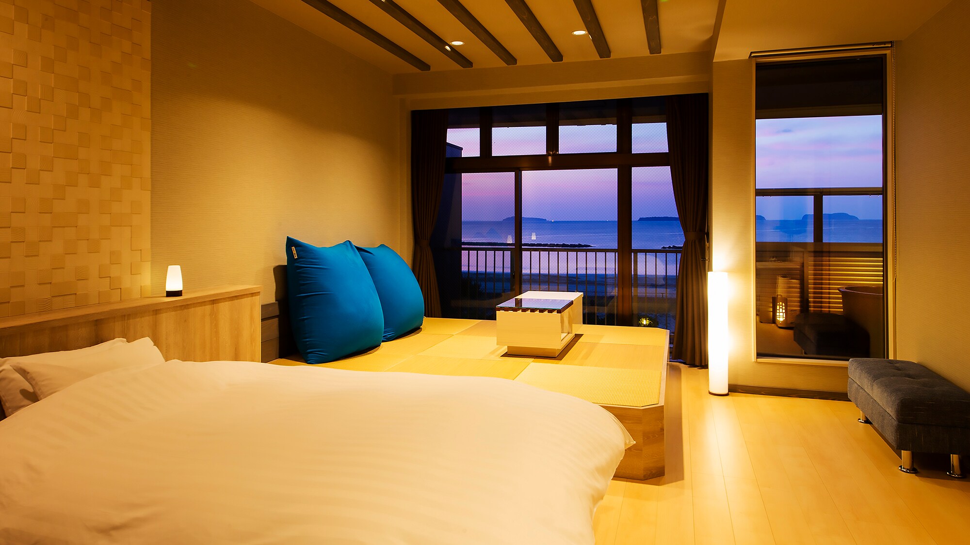 [Japanese-Western room with ocean view and semi-open-air bath]