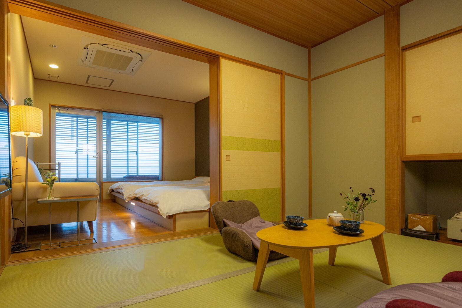 Japanese-Western style room with Shigaraki ware ceramic bathtub - Hydrangea