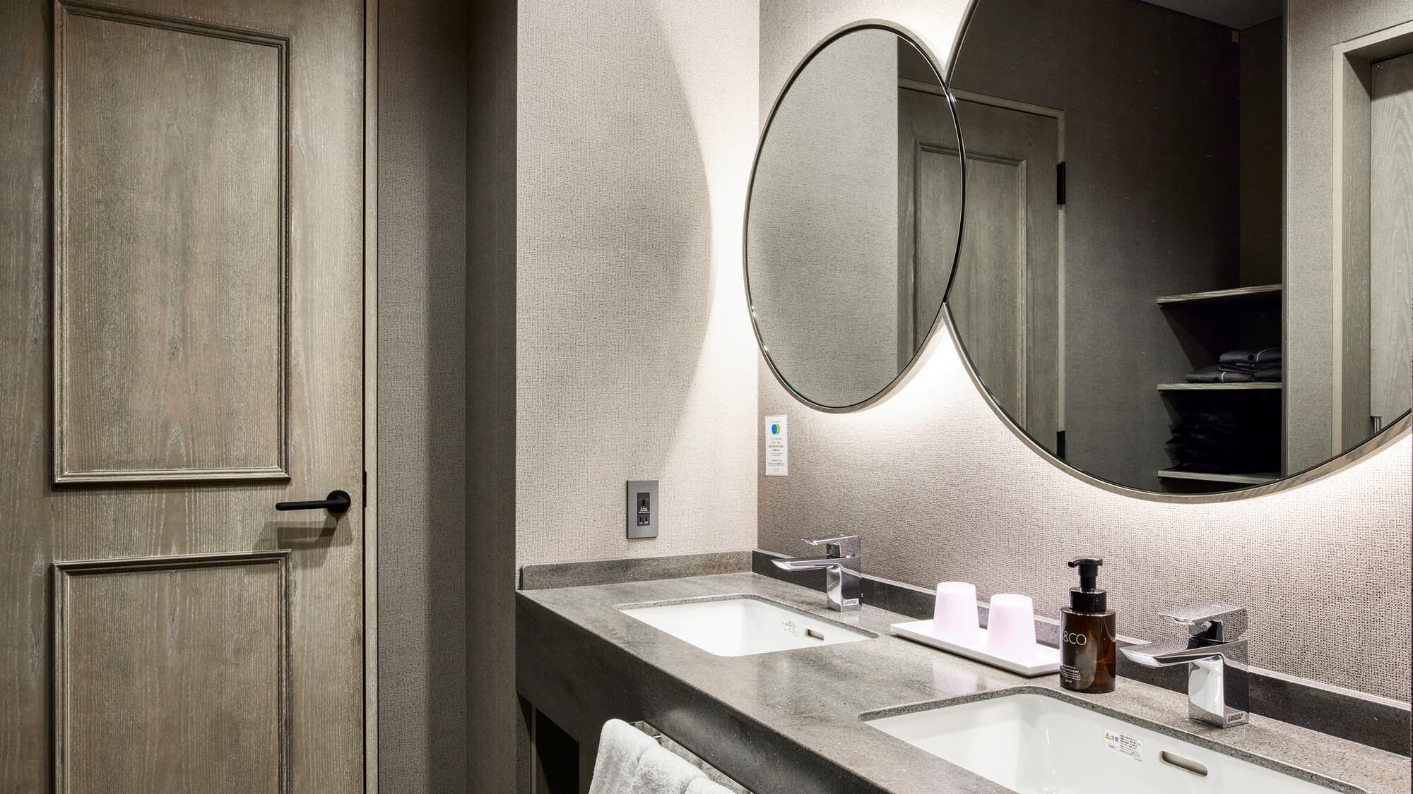 Orto Japanese | Two washbasins allow you to get ready comfortably. Enjoy a pleasant morning on your trip.