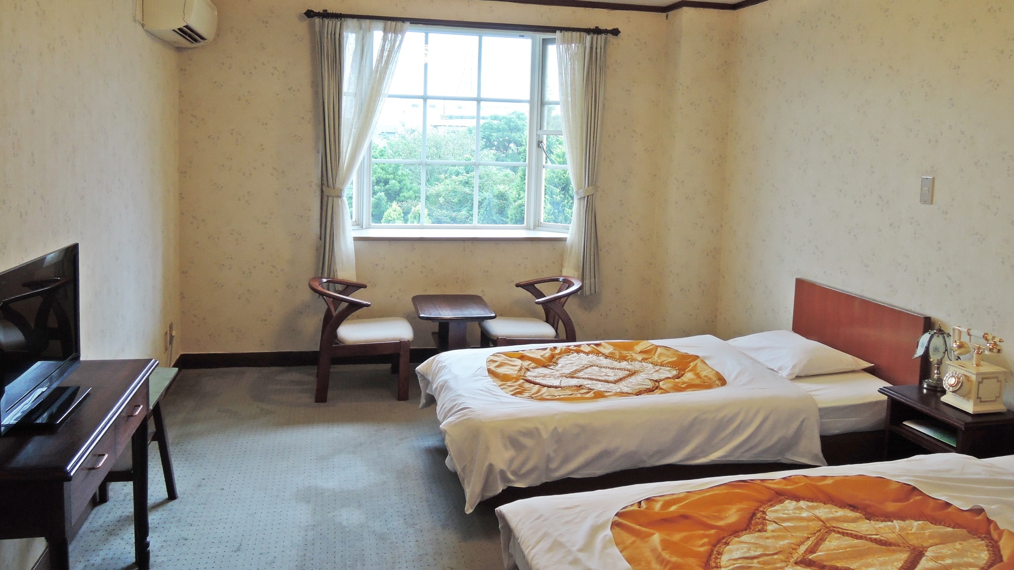 * (Example of Western-style twin room) Up to 3 people can relax.