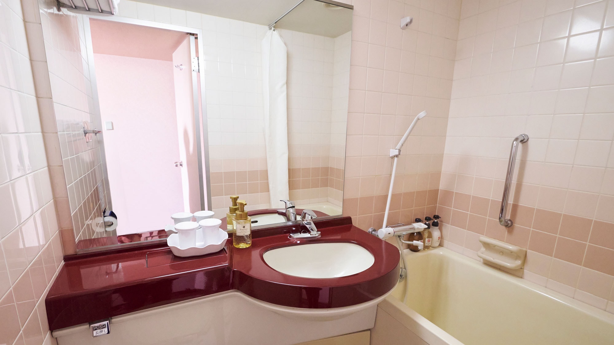 [Ví dụ về phòng tắm bán đôi] Một không gian nhỏ gọn với bồn tắm, bồn rửa và bồn cầu tất cả trong một