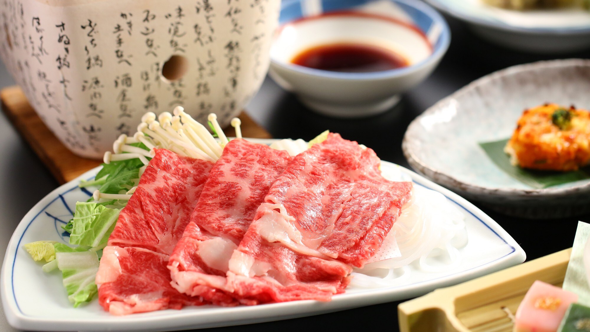 ◇Enjoy beautifully marbled domestic beef in shabu-shabu style.
