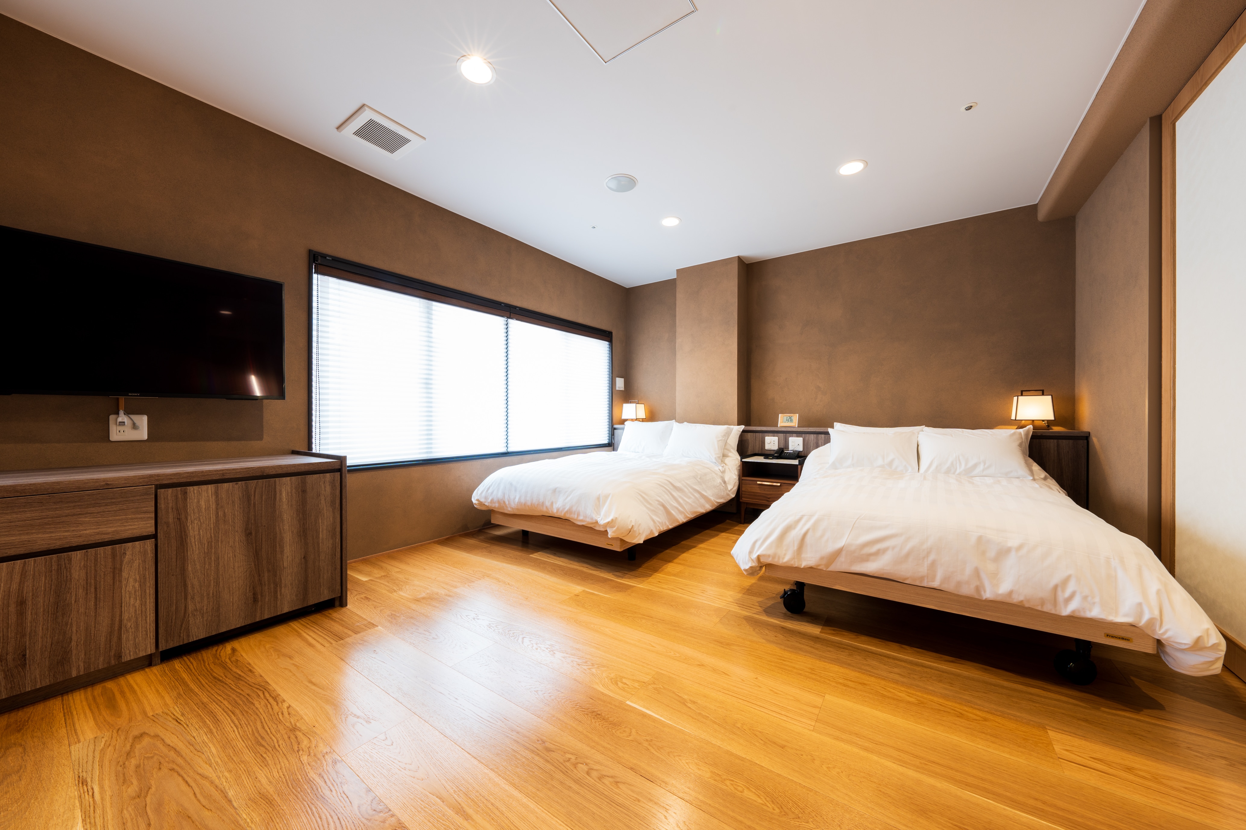 Twin room with free-flowing hot spring water "Yuraku" bedroom