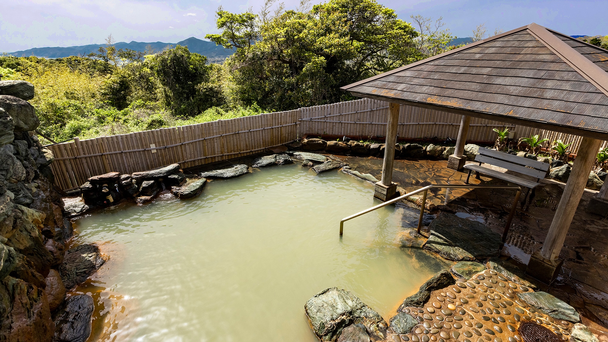 [露天浴池-Okudake Onsen]以棕色混浊水为特征！这种天然温泉具有缓解疲劳和从核心温暖身体的功效。