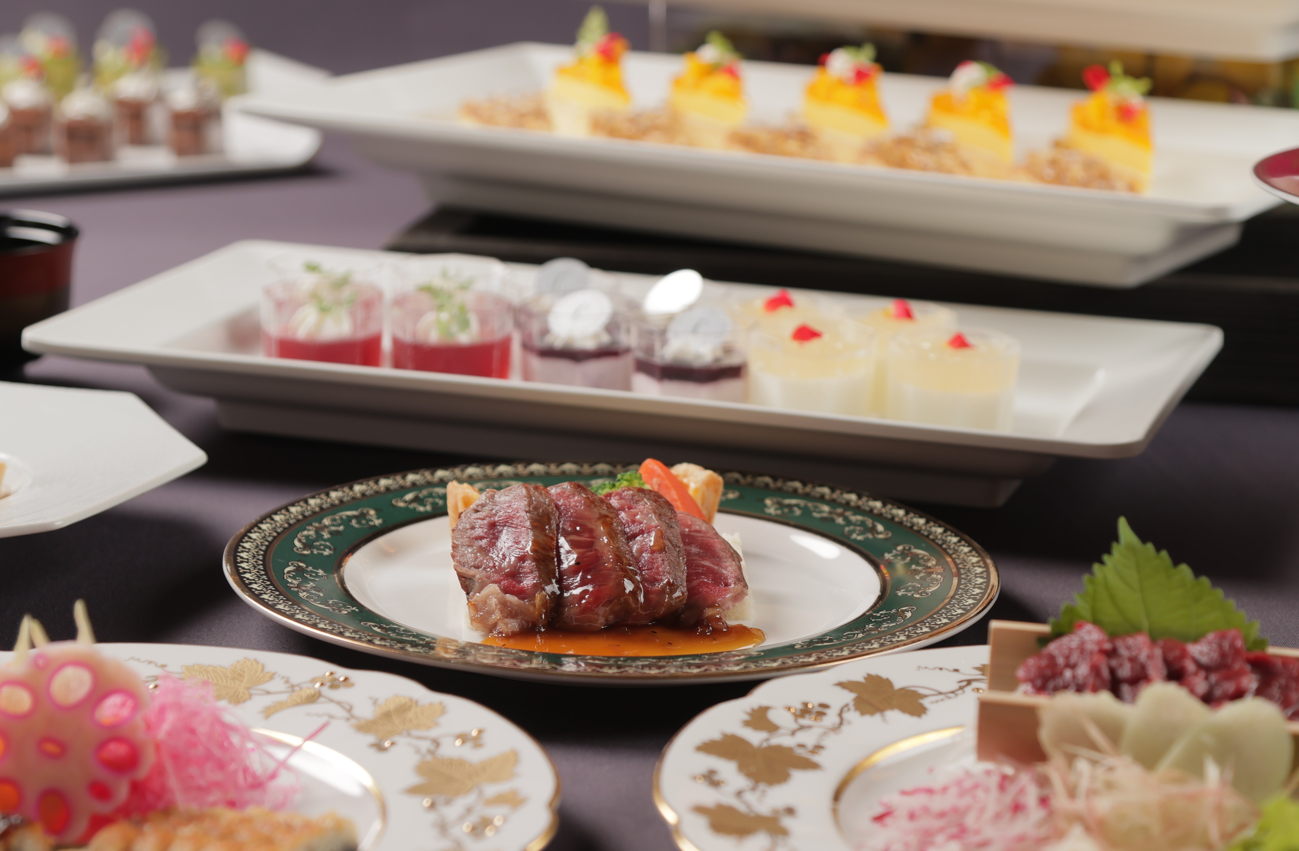 Menu spesial yang menampilkan daging sapi dengan anggur Koshu (gambar)
