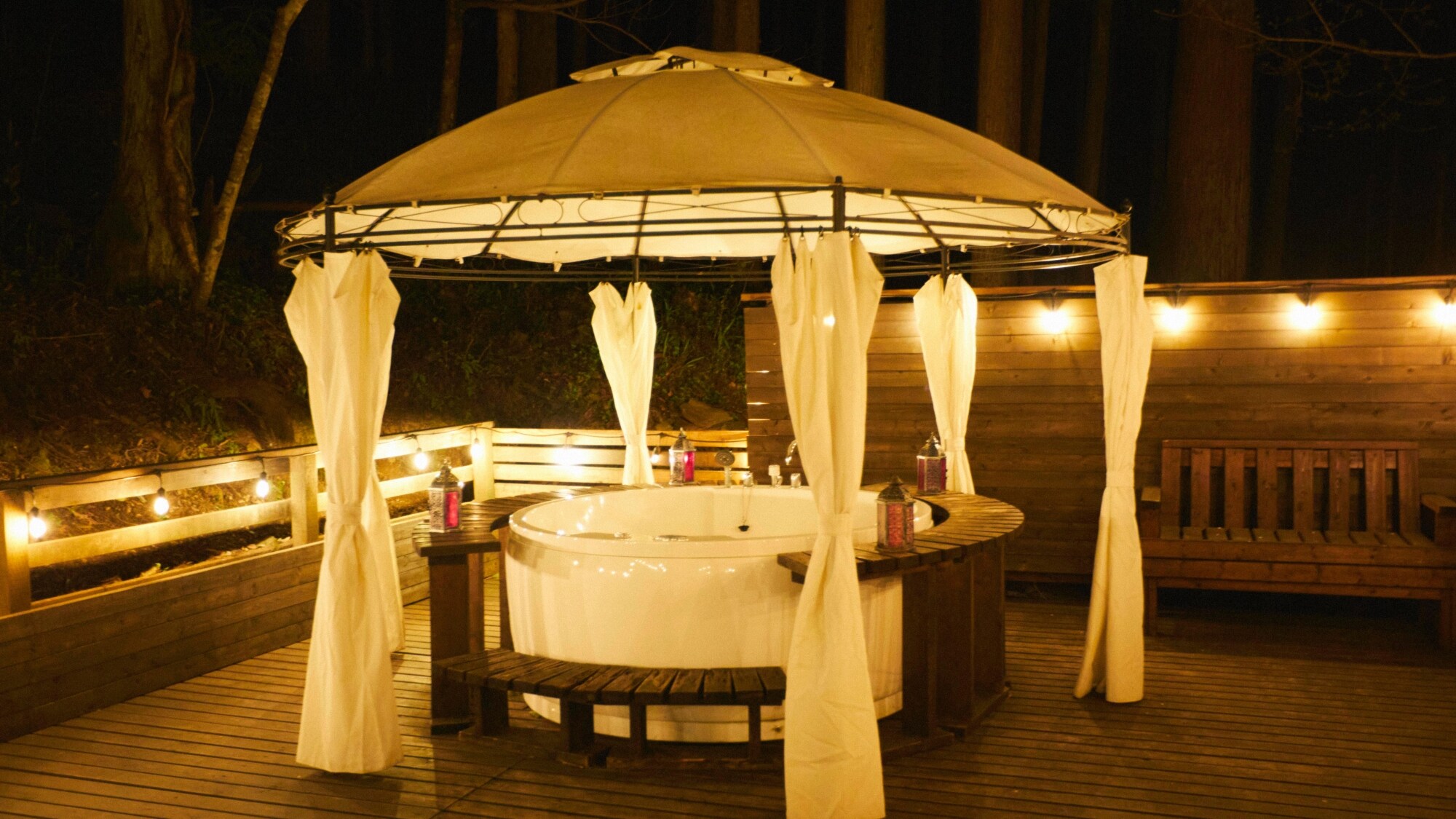 *[SITE_A/Jacuzzi] Một buổi tối thư giãn với bồn tắm nước nóng và đèn lồng.