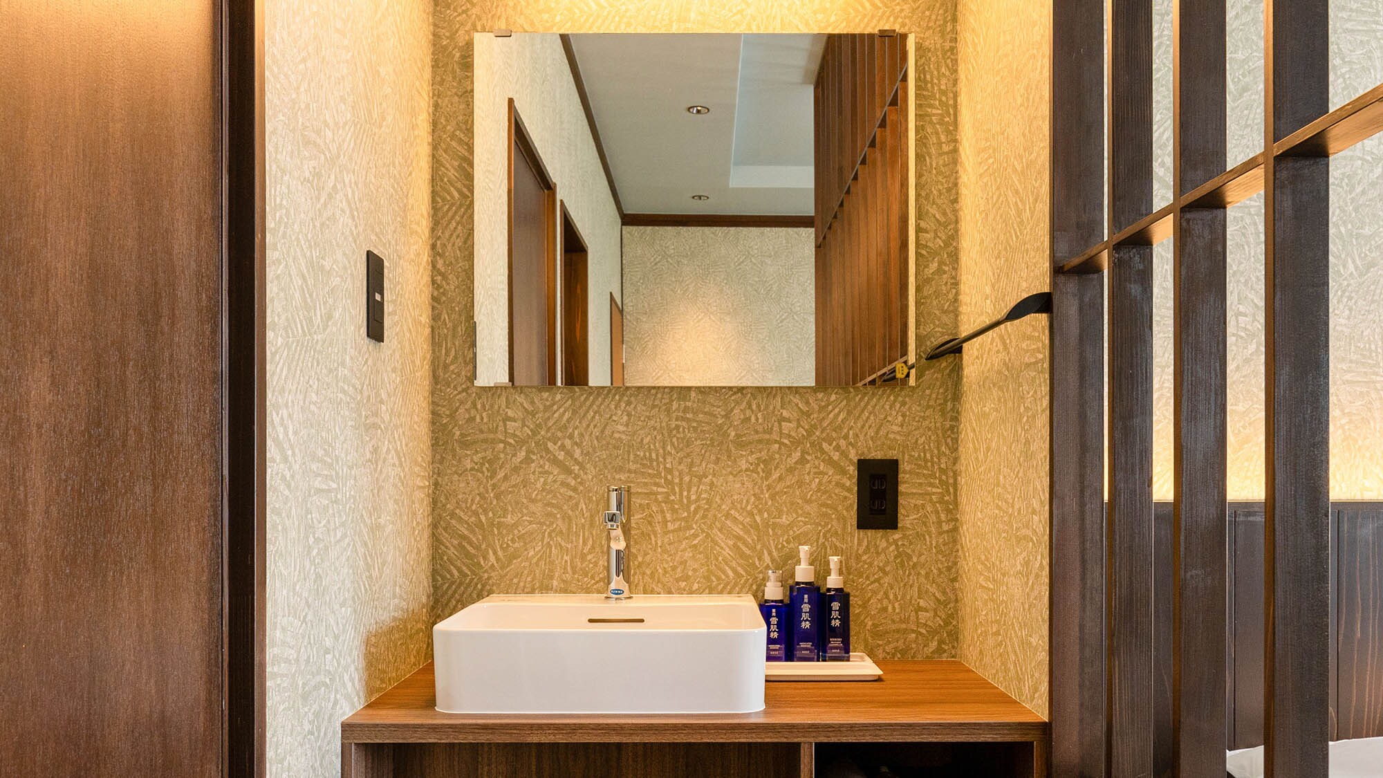 ・Superior Triple/There is a sink where you can easily put on makeup and get ready.