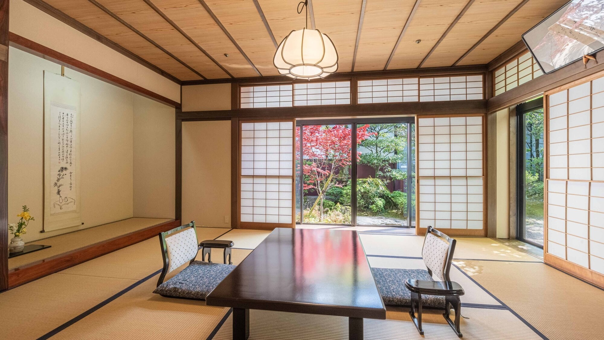 两间相连的日式房间，10 榻榻米 + 4.5 榻榻米，可俯瞰日本花园（1 楼花园，禁止吸烟）
