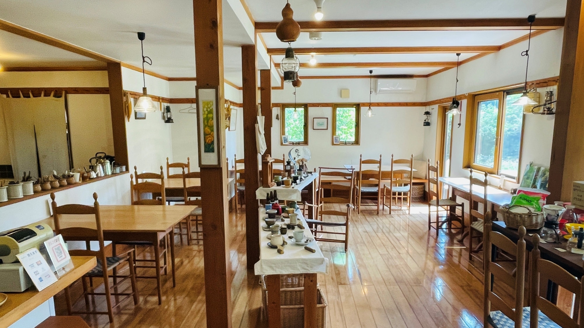 *早餐区：阳光透过大窗户洒满室内。您可以在主人最喜欢的餐具和绿植环绕下，悠闲地享受一个美好的早晨。