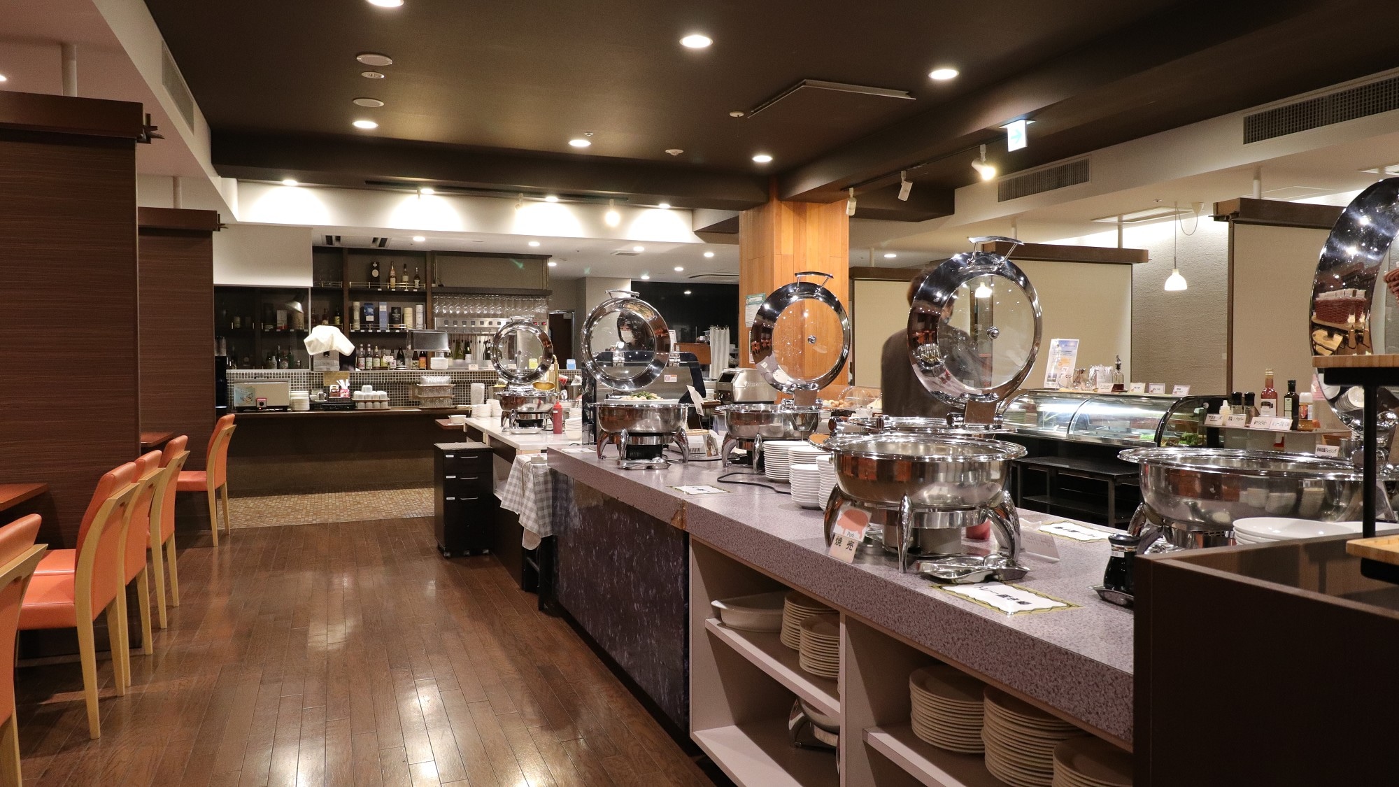 【早餐地點】 您可以在設施對面的絲綢飯店1樓的餐廳「Furufuru」享用自助早餐。